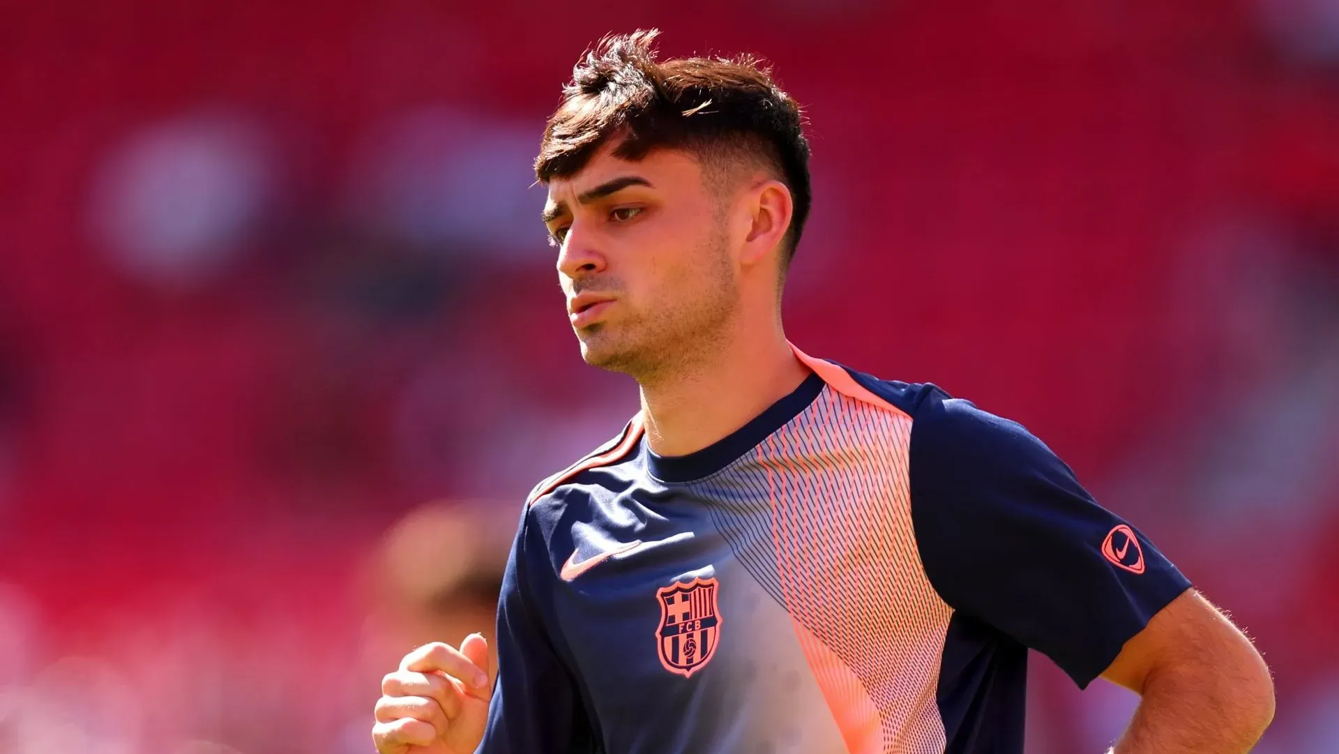 Pedri trotando durante treinamento do Barcelona