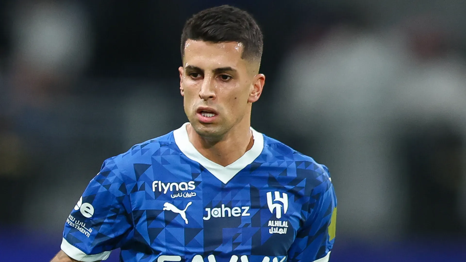 João Cancelo aparece jogando com seriedade pelo Al-Hilal