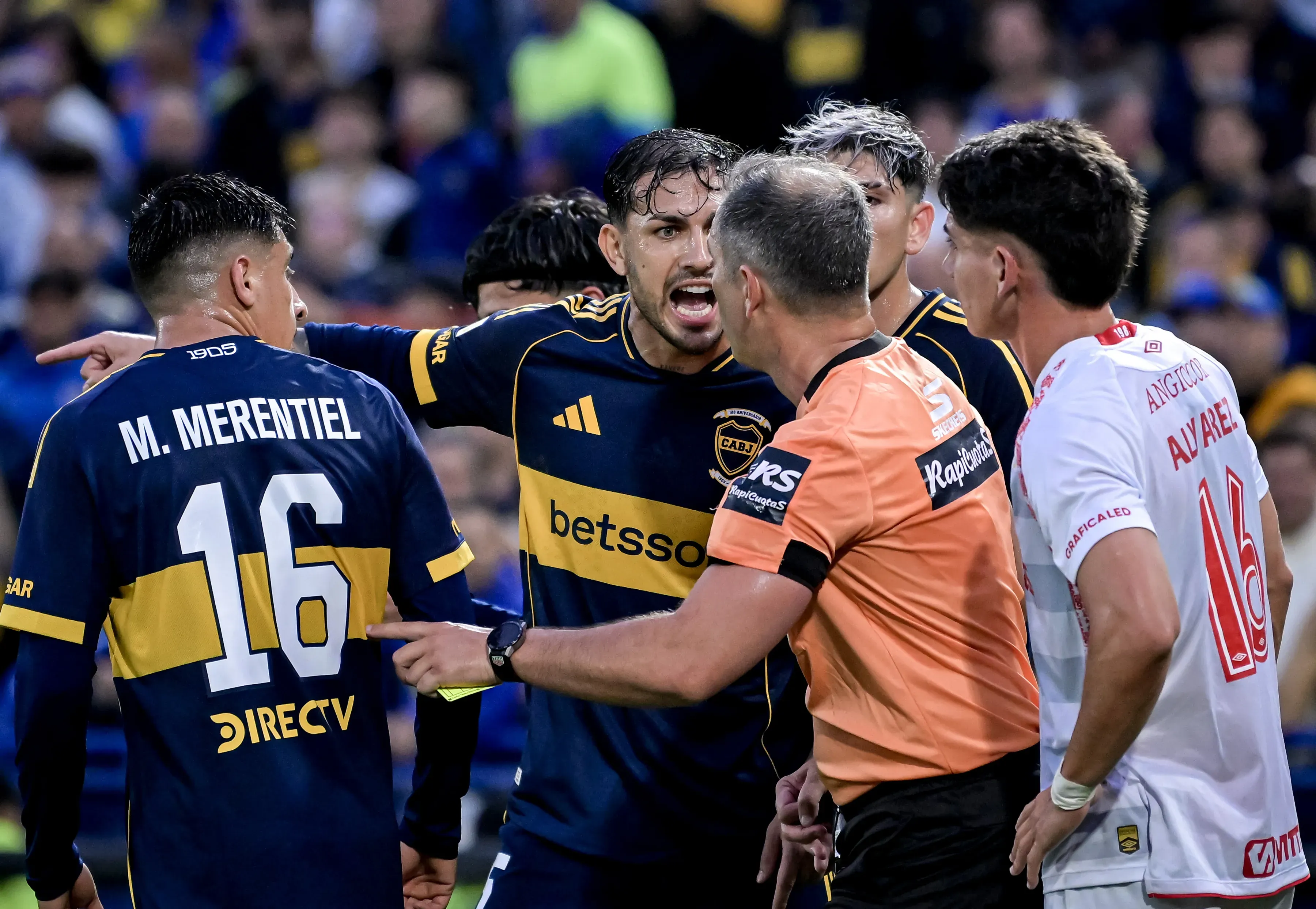 Jogadores do Boca Juniors contestam decisão da arbitragem durante duelo contra o Argentinos. (Photo by Marcelo Endelli/Getty Images)