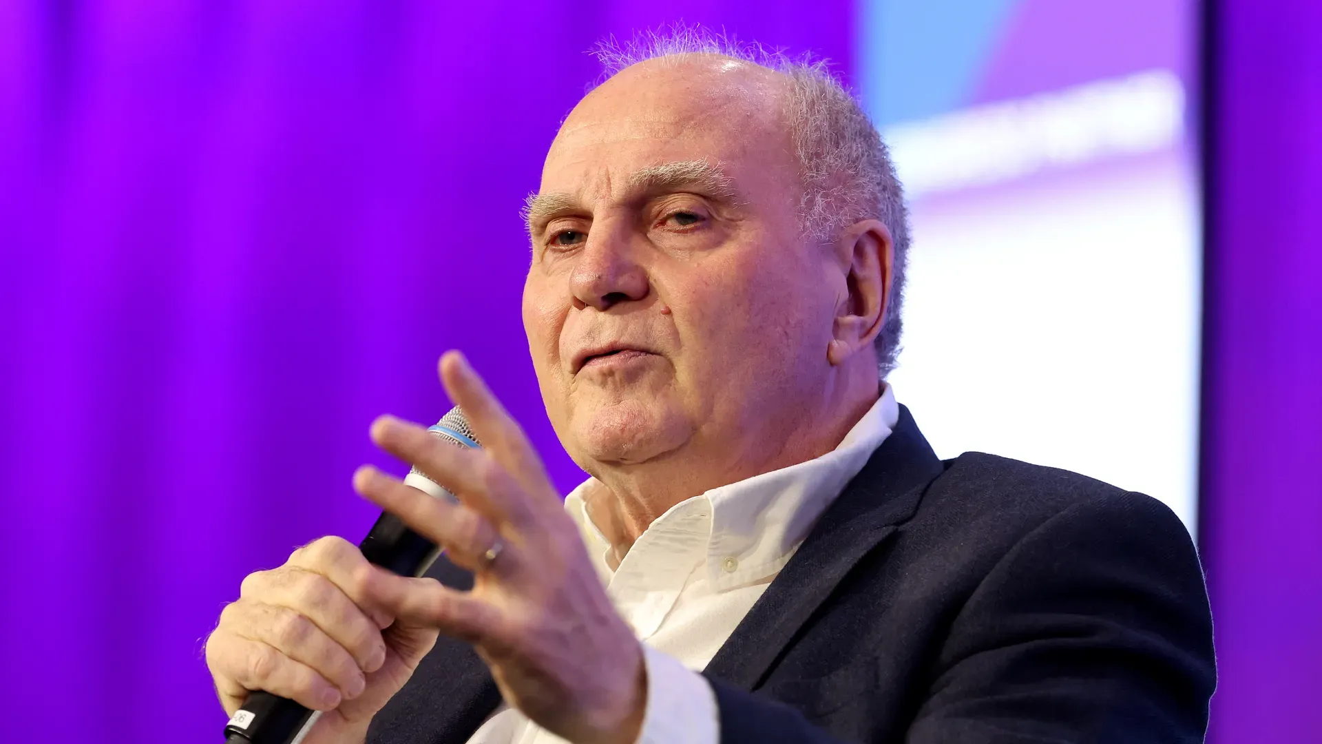 Hoeneß, presidente do Bayern de Munique, durante entrevista