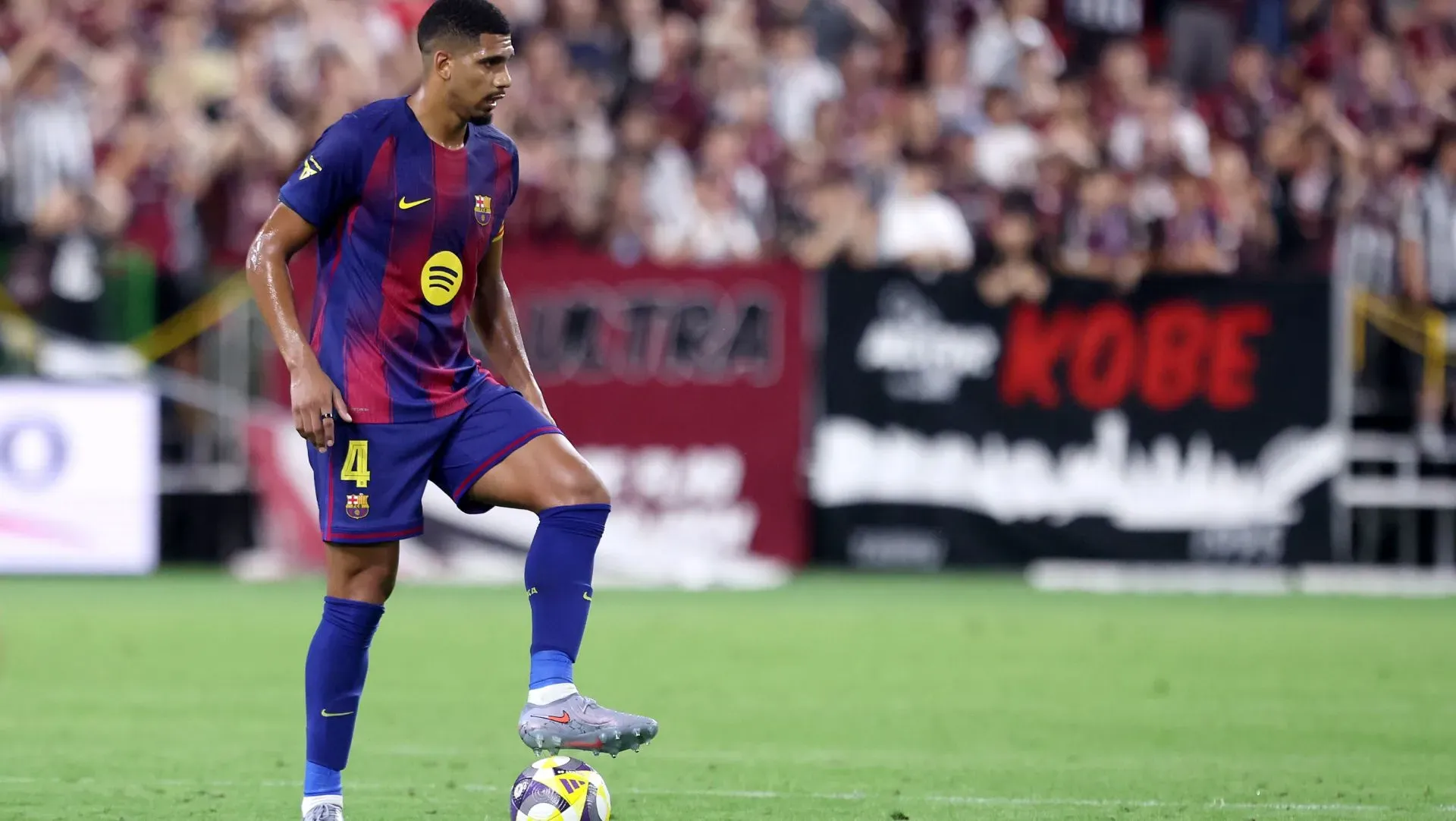 Ronald Araujo controla a bola durante o amistoso de medalhas. Foto: Paul Miller/Getty Images