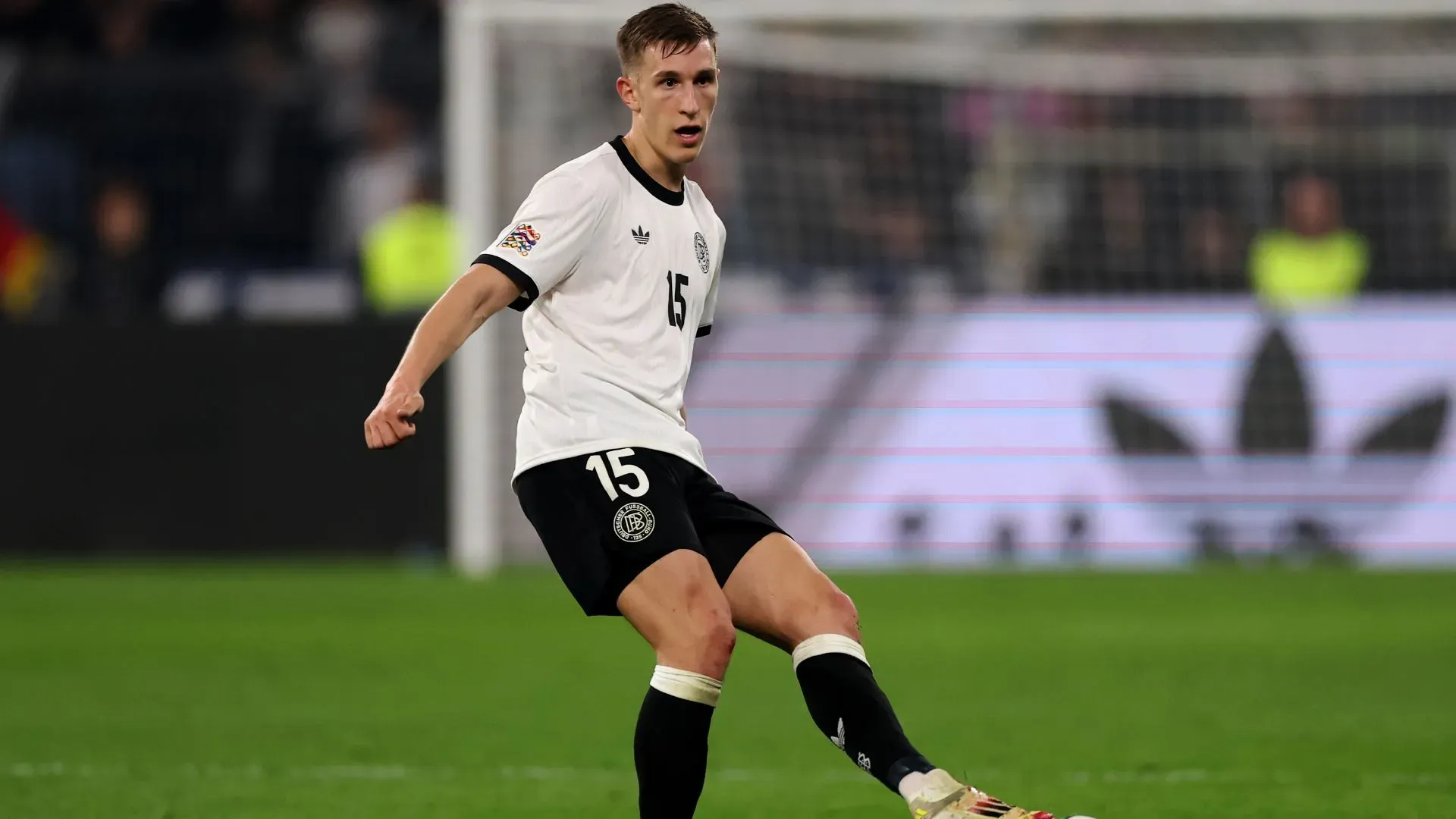 Nico Schlotterbeck em jogo do Borussia Dortmund. Foto: Dean Mouhtaropoulos/Getty Imagens