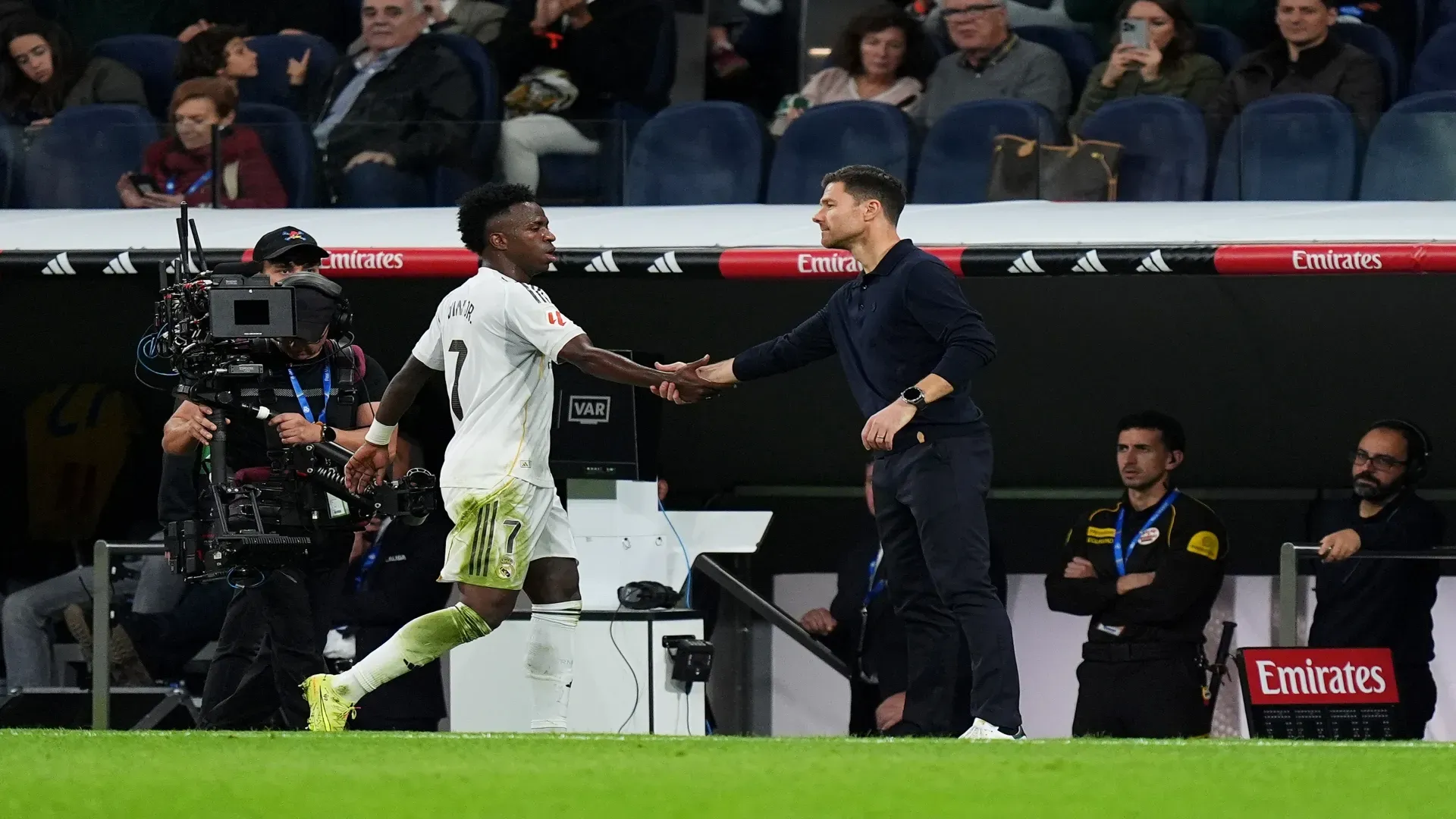 Xabi Alonso e Vini Jr, do Real Madrid