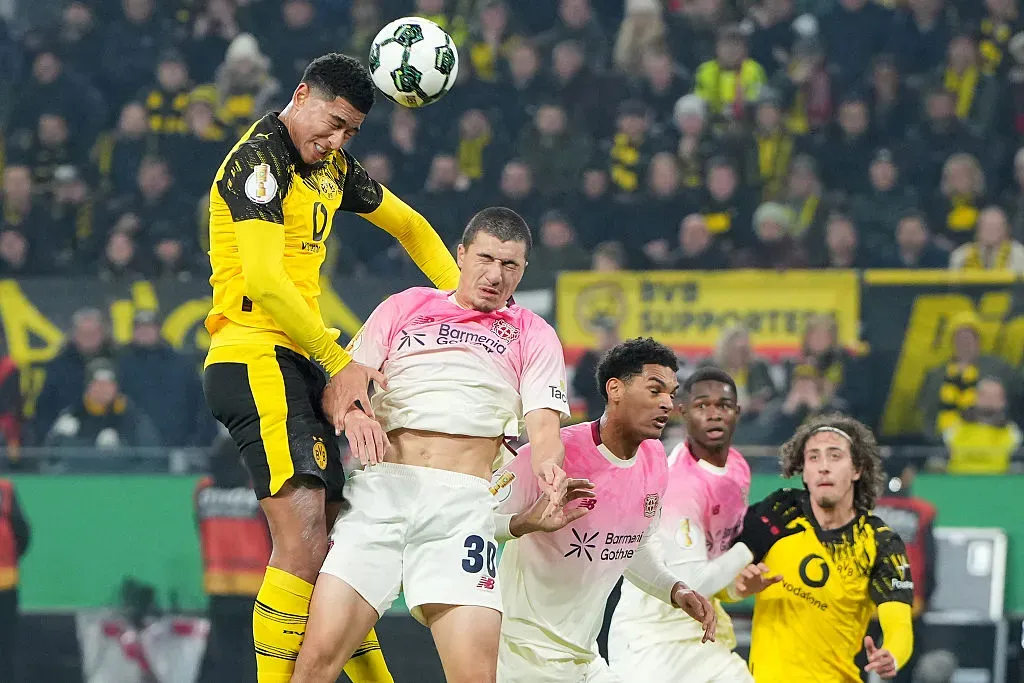 Ibrahim Maza disputa a bola em jogo contra o Dortmund. Pau Barrena/Getty Images.