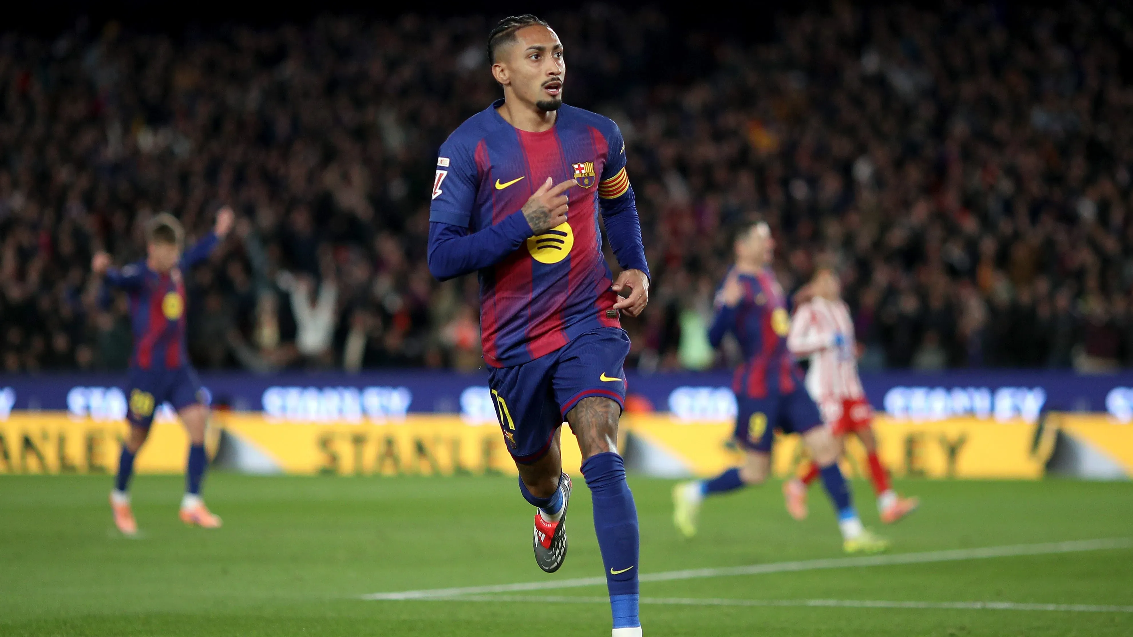 Raphinha em jogo do Barcelona comemorando gol. Foto: Eric Alonso/Getty Images