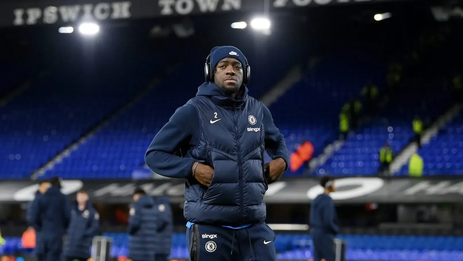 Axel Disasi em reconhecimento de gramado (Justin Setterfield/Getty Images)