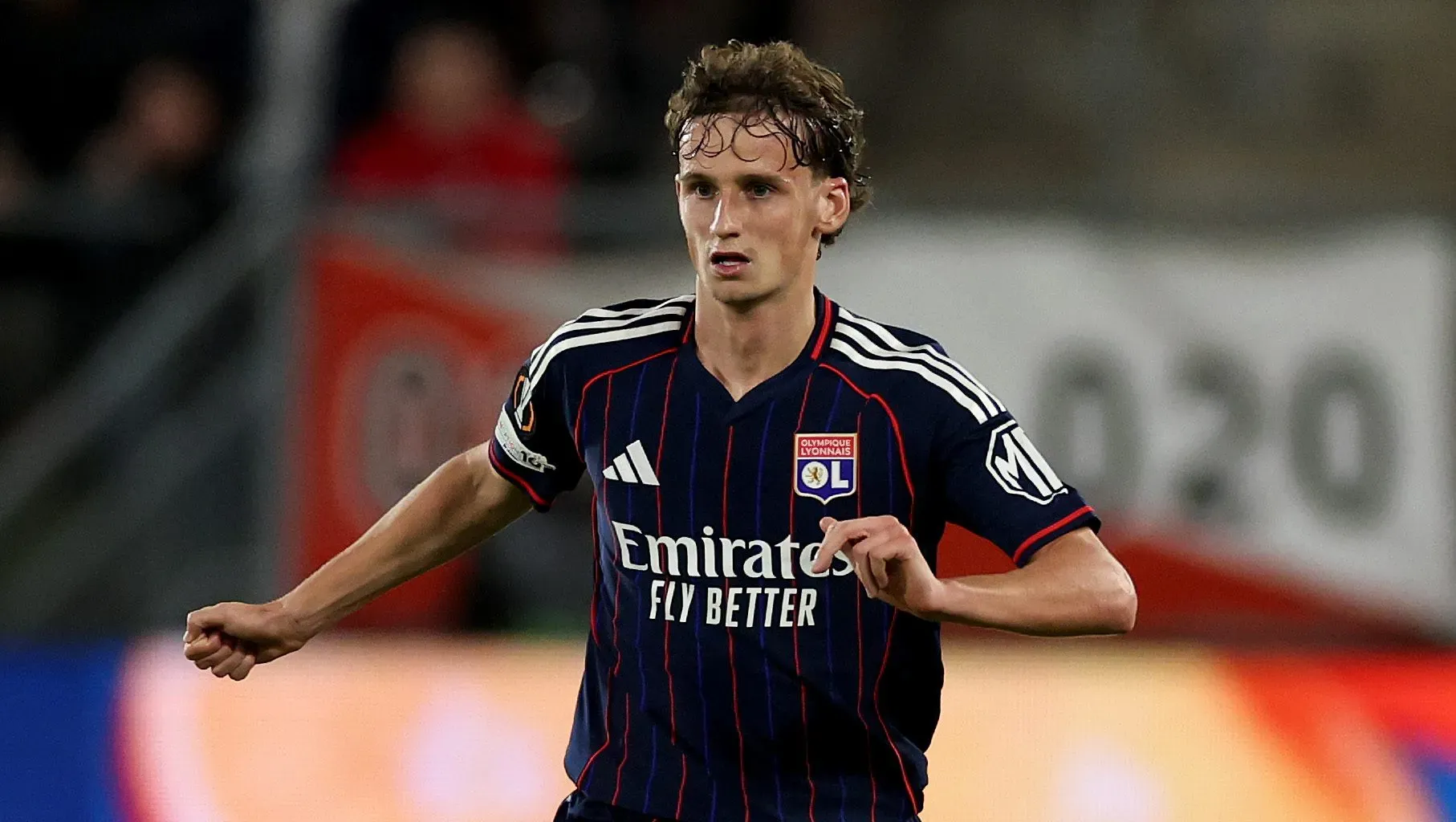 Tyler Morton, ex-Liverpool, em jogo do Lyon usando camisa azul marinho. Foto: Lars Baron/Getty Images