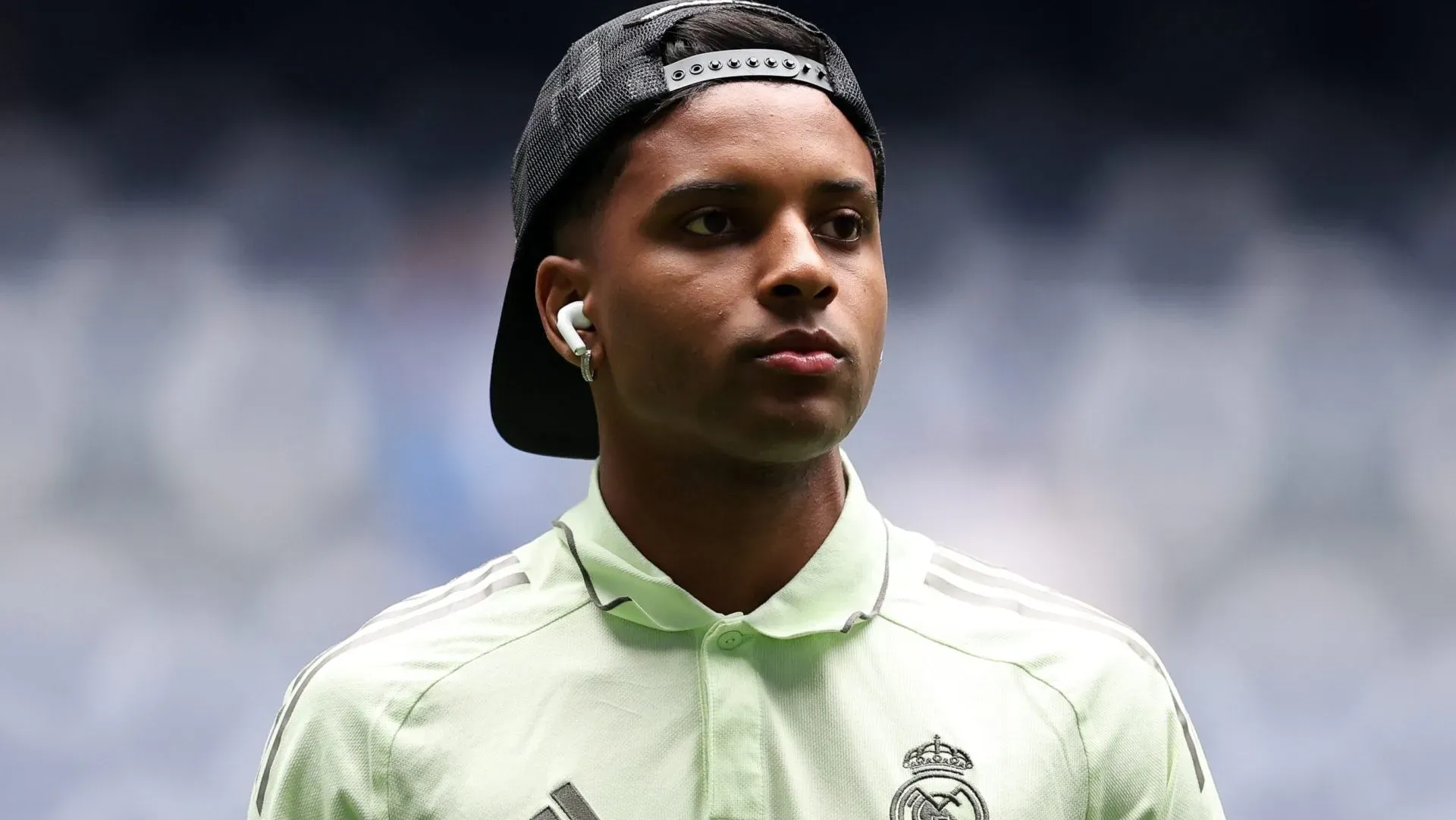 Rodrygo vestindo a camisa do Real Madrid (Photo by Florencia Tan Jun/Getty Images)