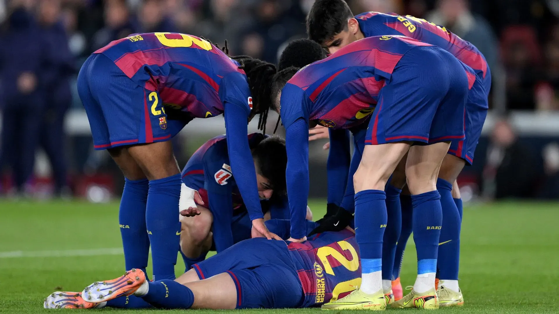 Dani Olmo (camisa 10) não disputa o jogo entre Real Betis e Barcelona (foto: David Ramos/Getty Images)