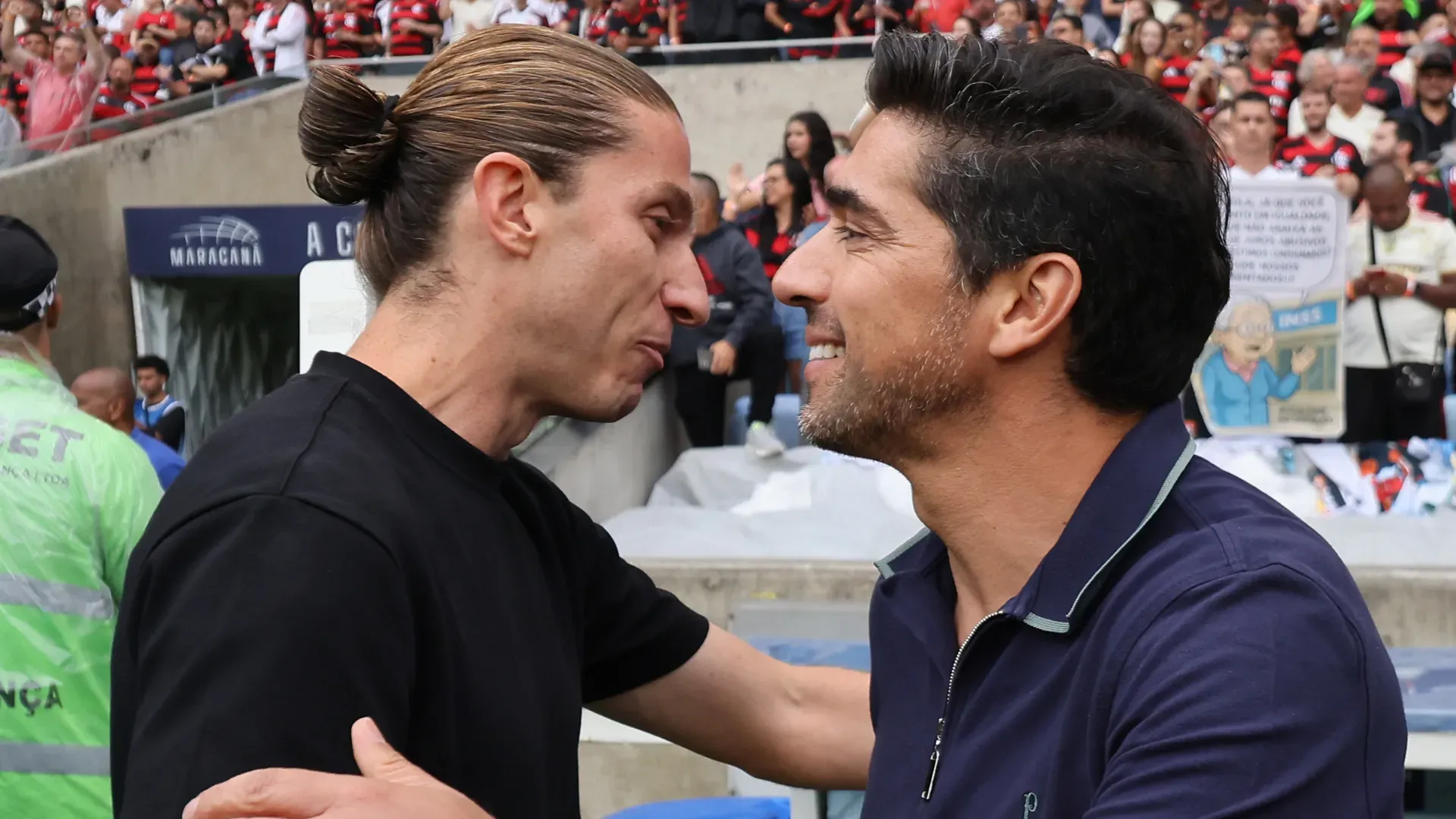 Abel Ferreira e Filipe Luís durante jogo entre Palmeiras e Flamengo