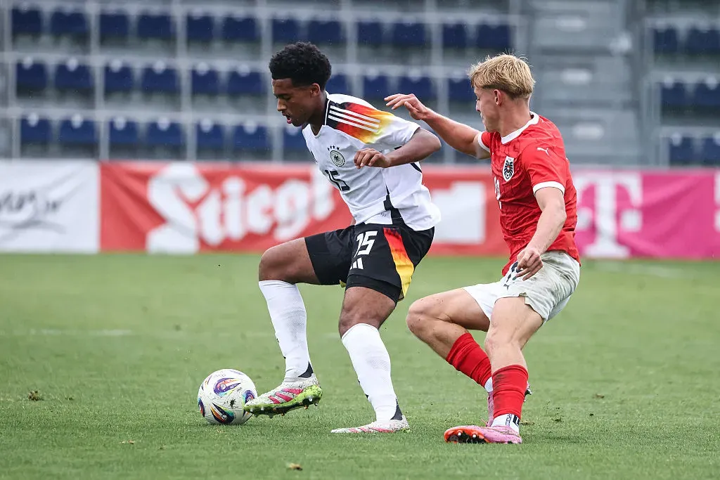 Natnael Abraha, da Alemanha, disputa a bola com Johannes Mathias Moser, da Áustria, durante o amistoso internacional entre as seleções sub-17 da Áustria e da Alemanha, na MGG Arena, em 5 de setembro de 2025, em Grodig, Áustria. (Foto de Jasmin Walter/Getty Images para a DFB)