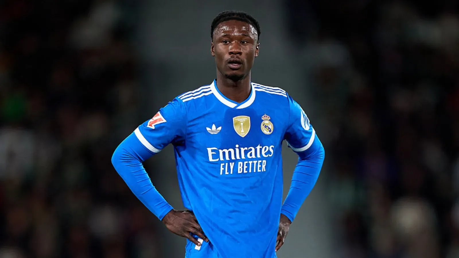 Jogador do Real Madrid, Camavinga aparece concentrado e com as mãos no quadril enquanto vê jogo