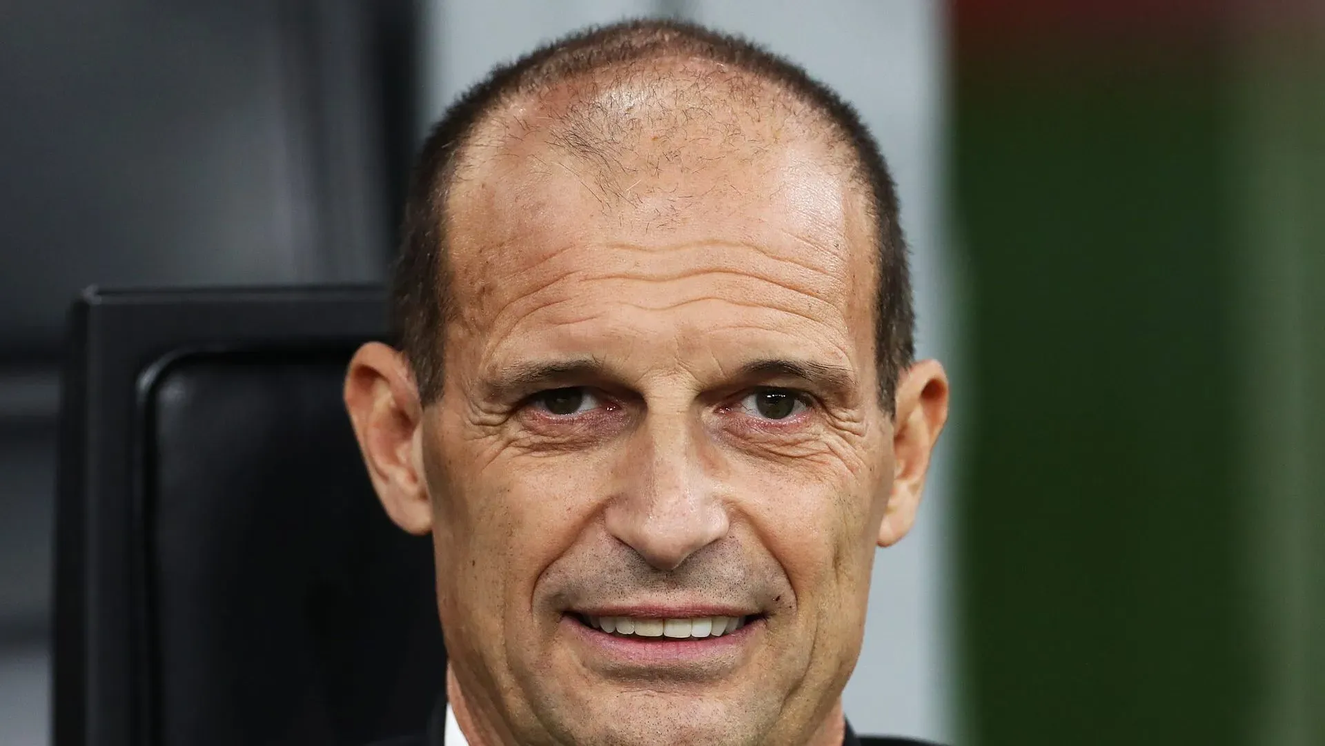 Veterano pode reforçar defesa rossonera na próxima janela. (Foto: Marco Luzzani/Getty Images)