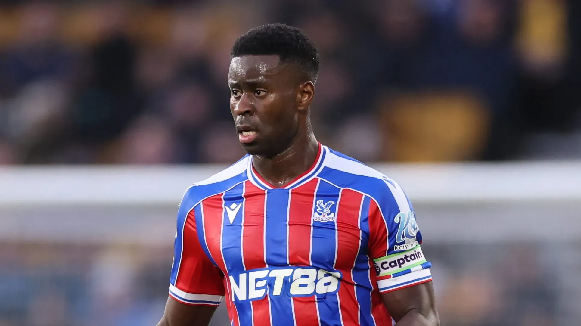 Guéhi em ação com a camisa tradicional do Crystal Palace