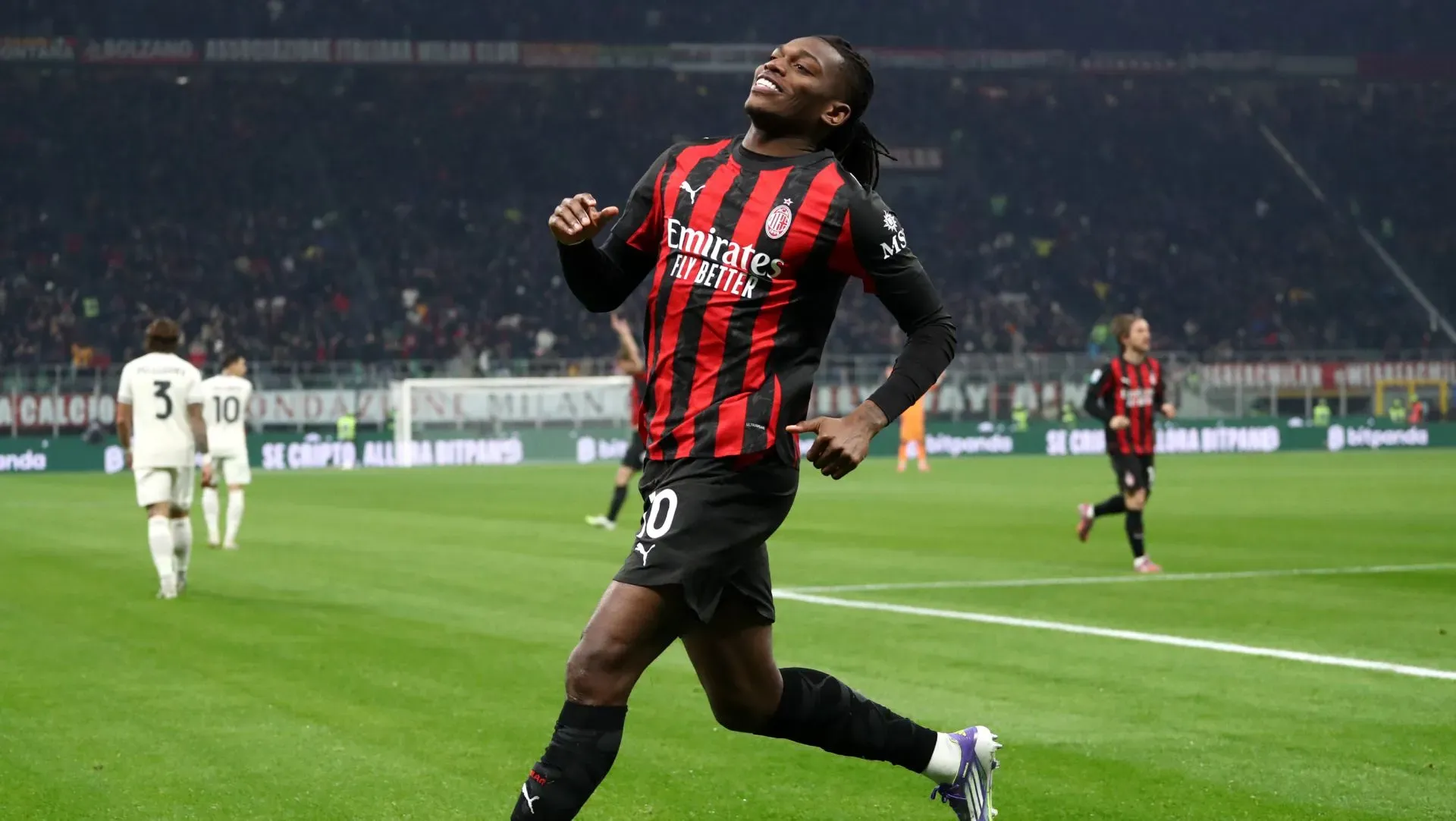 Rafael Leao comemora gol durante partida da Série A entre Milan e Lazio. Foto: Marco Luzzani/Getty Images