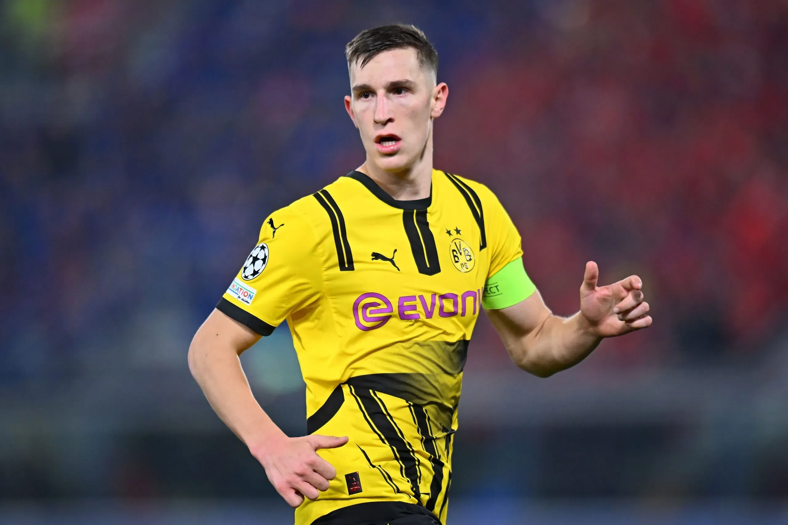 Nico Schlotterbeck, do Borussia Dortmund, é um alvo do Barcelona. Diretoria tem interesse já que Iñigo Martínez não retornará ao clube espanhol (Foto: Alessandro Sabattini/Getty Images)