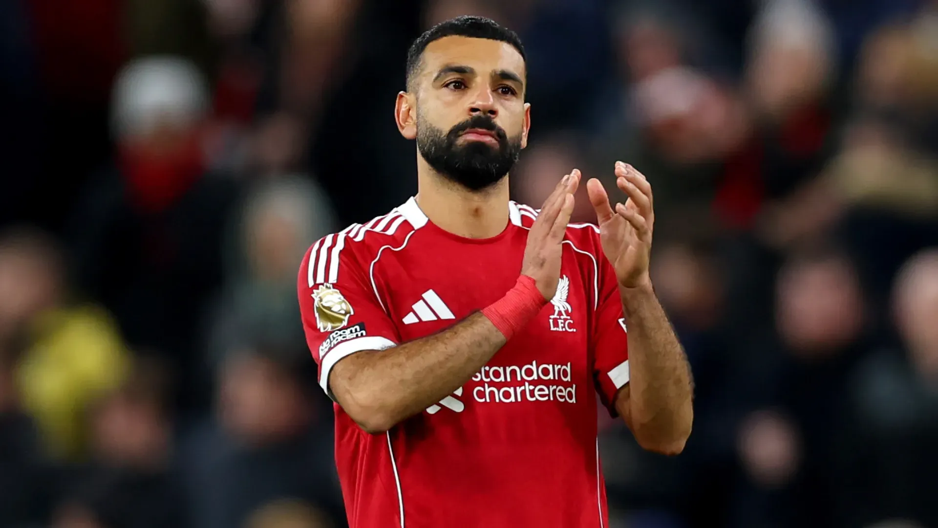 Mohamed Salah bate palmas durante partida do Liverpool