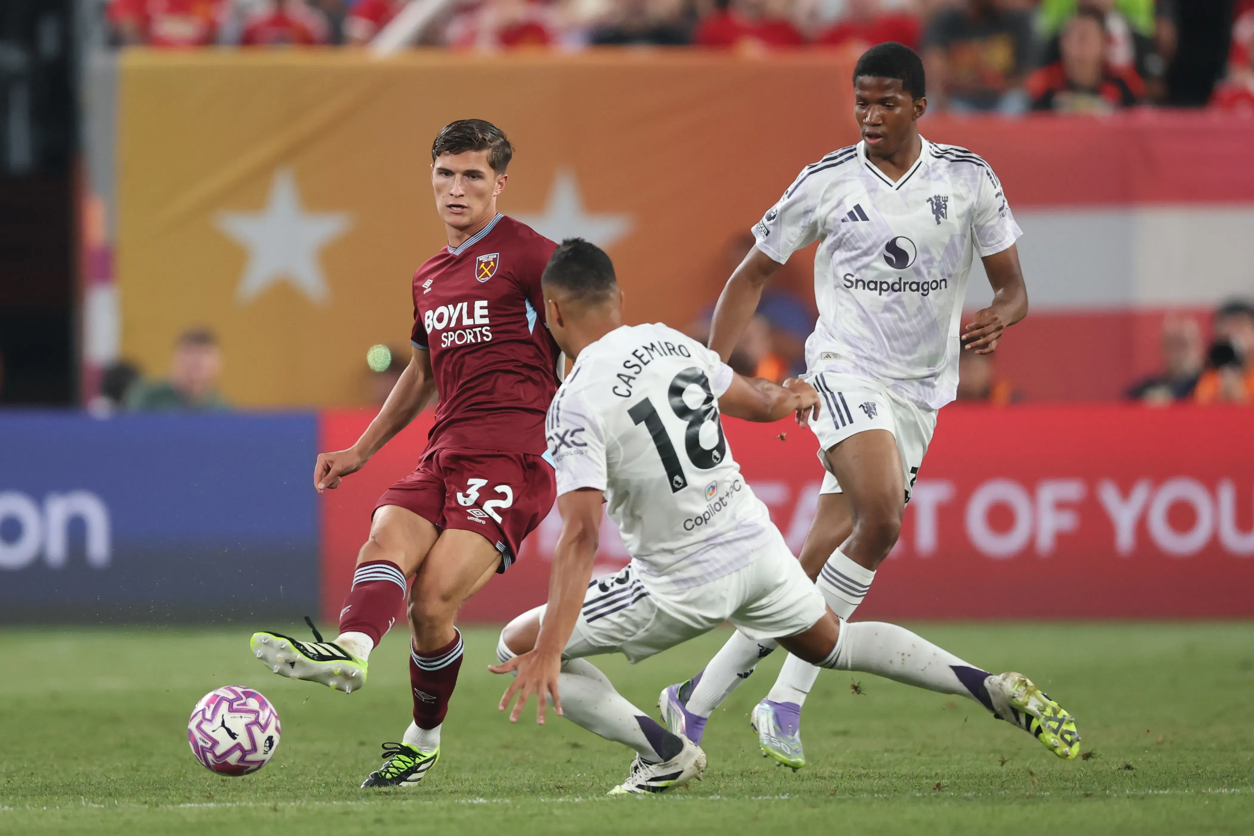 Freddie Potts, do West Ham United, chuta a gol sob pressão de Casemiro, do Manchester United, durante a partida da Premier League Summer Series entre Manchester United e West Ham United FC no MetLife Stadium, em 26 de julho de 2025, em East Rutherford, Nova Jersey. (Foto de Vincent Carchietta/Getty Images)
