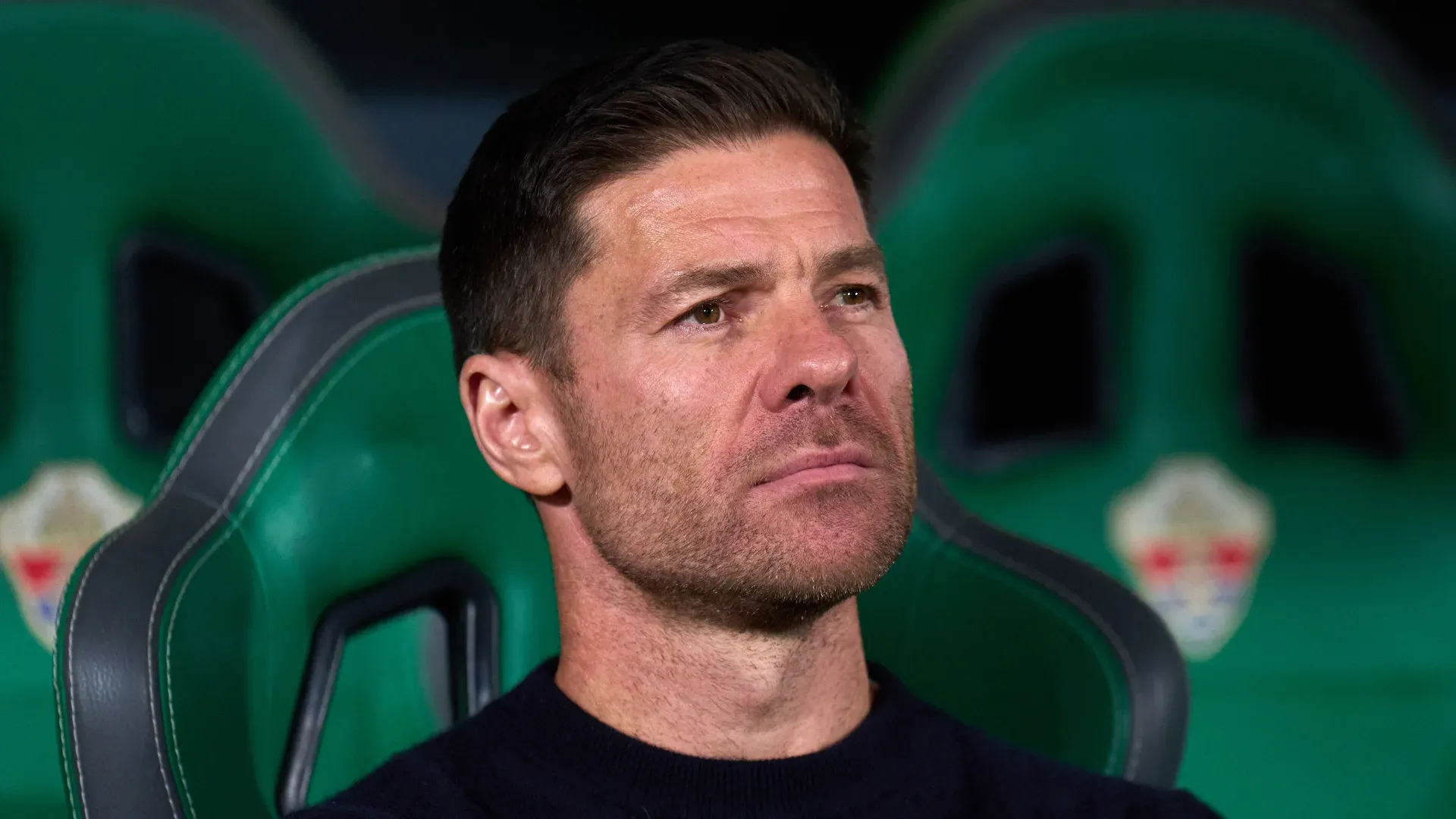 Xabi Alonso sentado no banco de reservas durante partida do Real Madrid