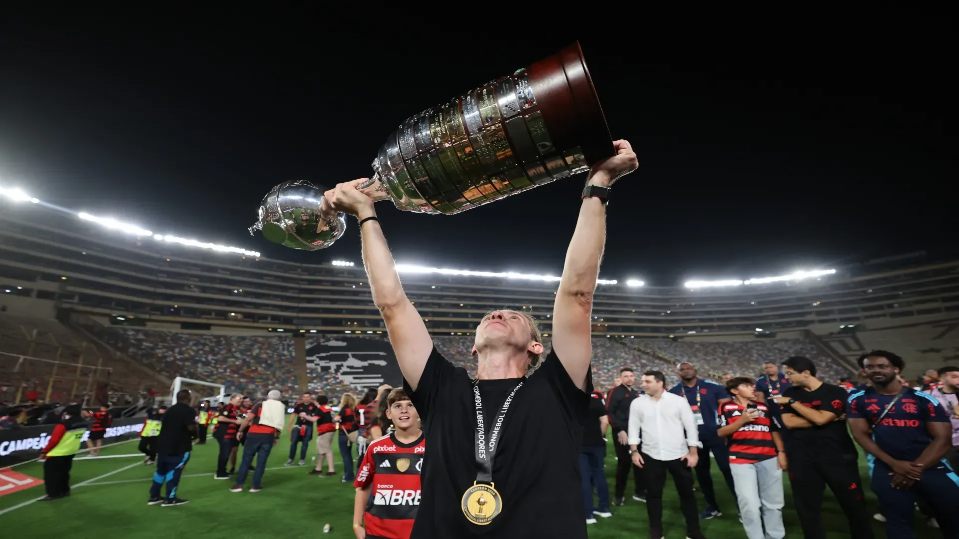 Filipe Luís com a taça da Libertadores 2025 – Hector Vivas/Getty Images