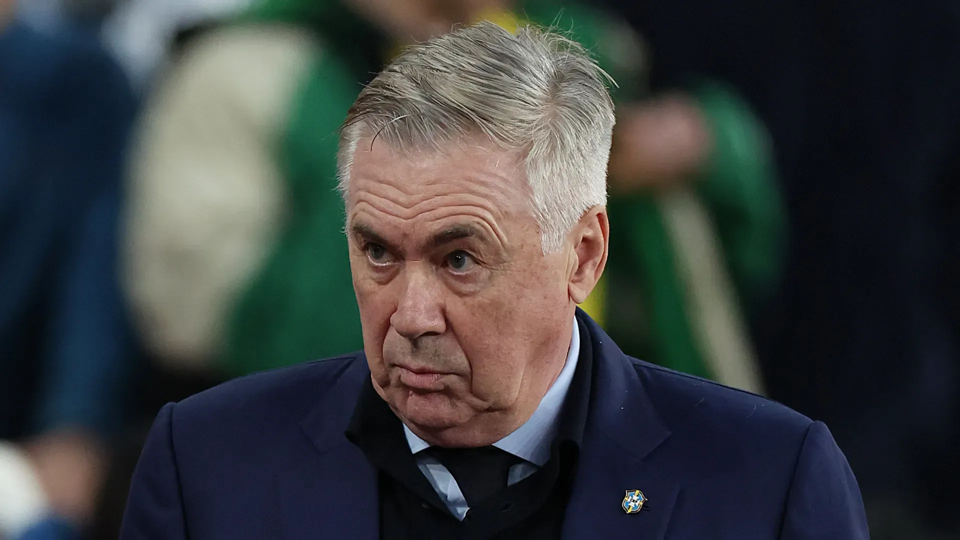 Carlo Ancelotti com olhar assustado em partida da Seleção Brasileira