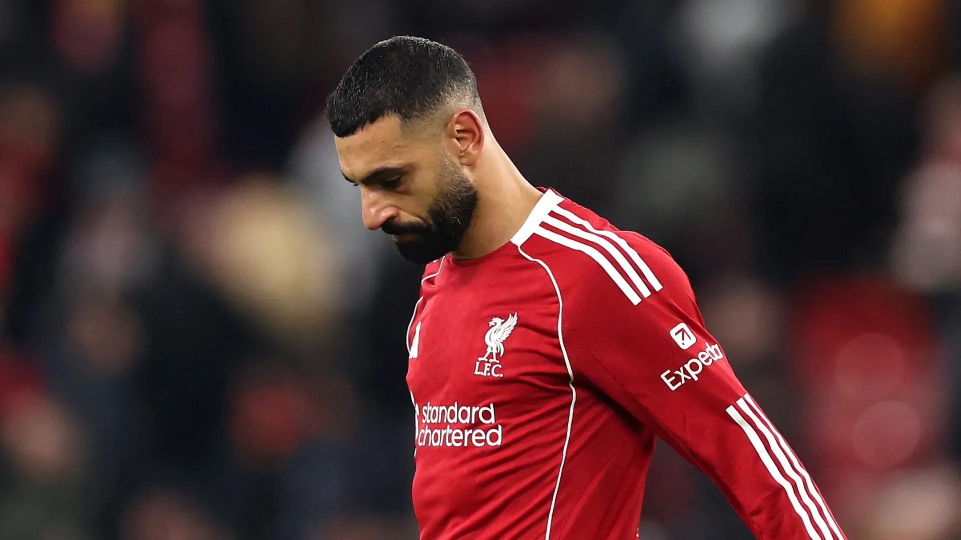 Salah de cabeça baixa durante partida do Liverpool