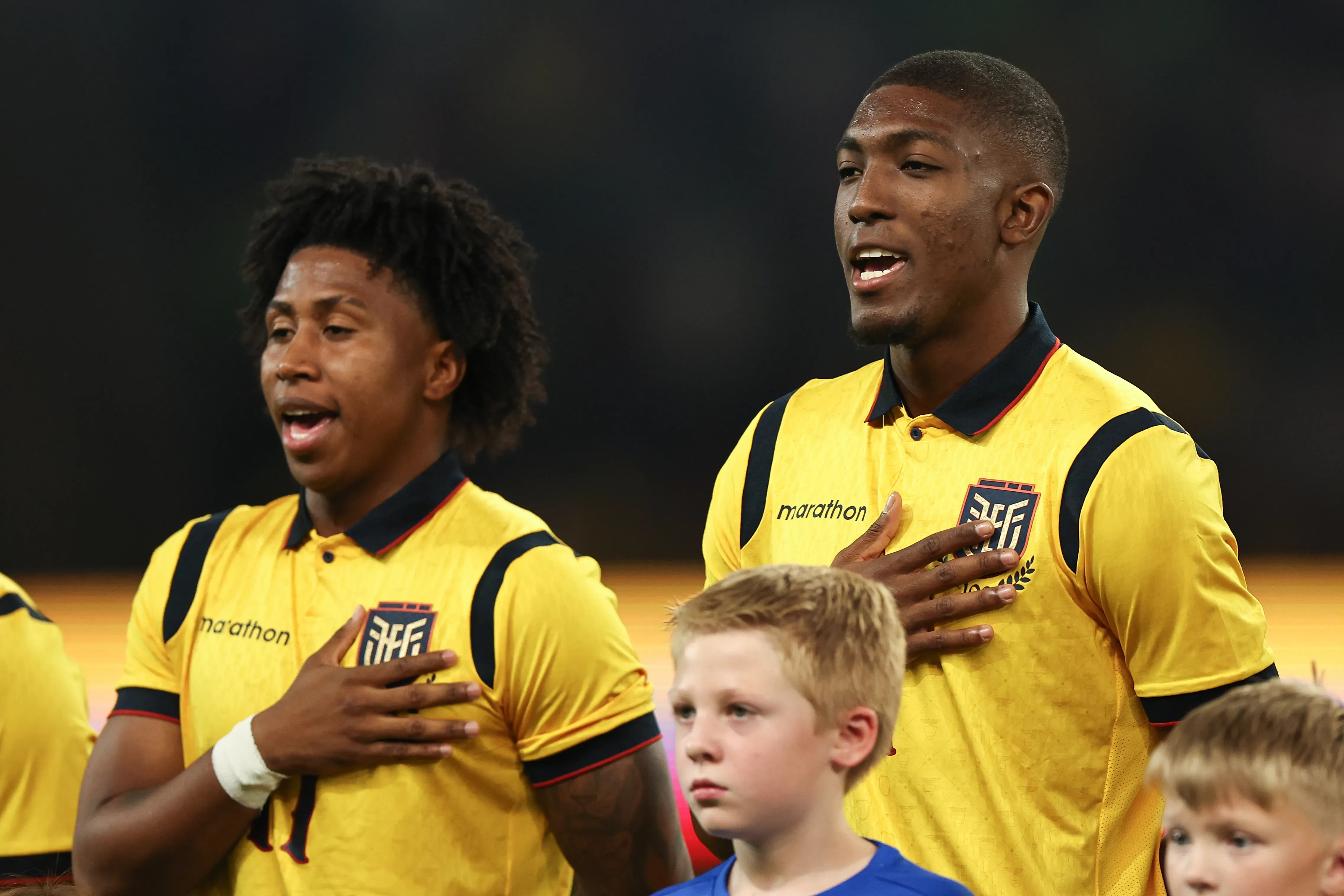 AUSTIN, TEXAS – 10 DE OUTUBRO: Angelo Preciado nº 17 e Joel Ordóñez nº 4, do Equador, perfilam-se para a execução do hino nacional antes do amistoso internacional entre Estados Unidos e Equador, no Q2 Stadium, em 10 de outubro de 2025, em Austin, Texas. (Foto: Omar Vega/Getty Images)