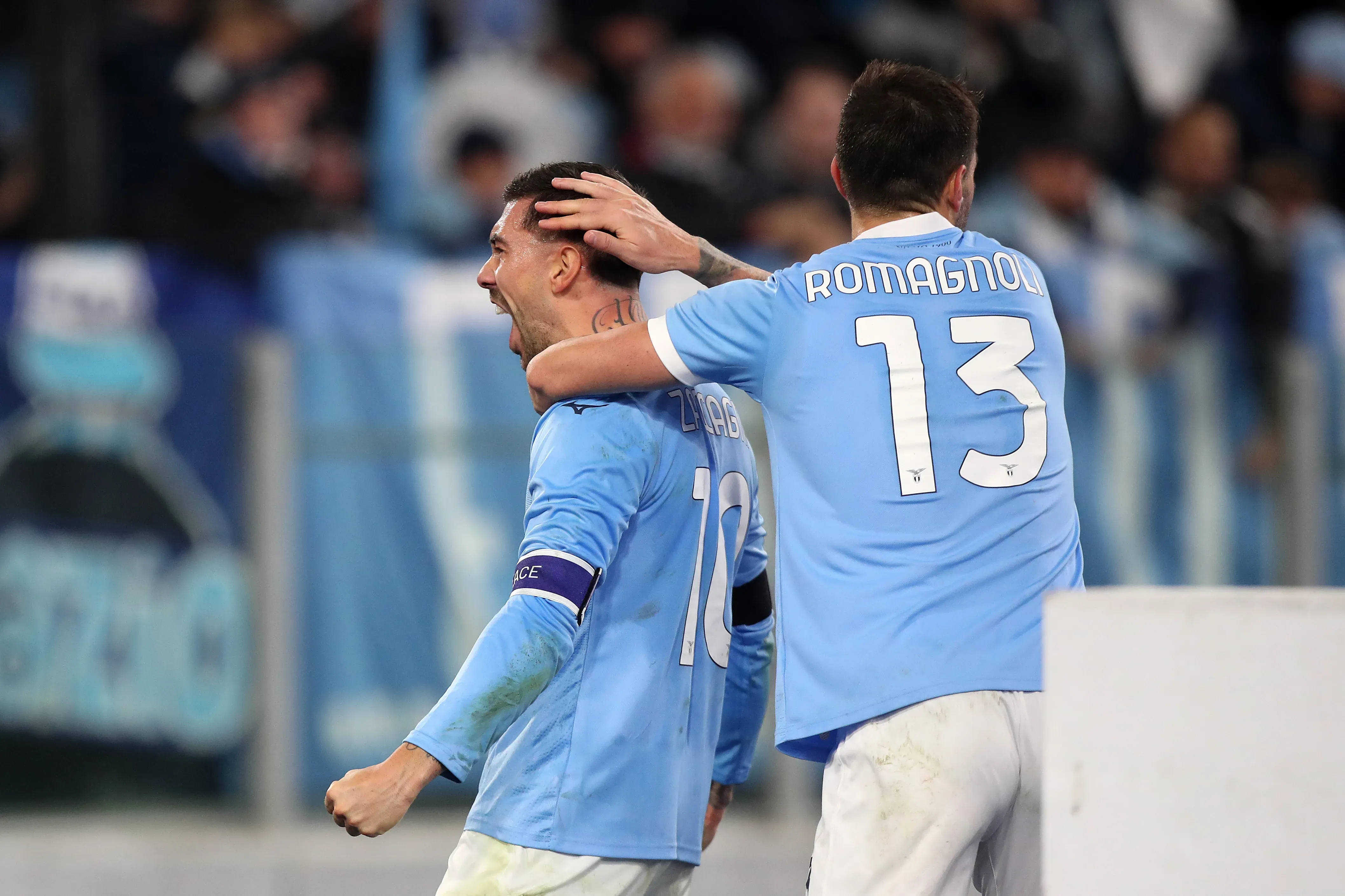 Mattia Zaccagni e Alessandro Romagnooli, da Lazio, comemoram gol da equipe. (Photo by Paolo Bruno/Getty Images)