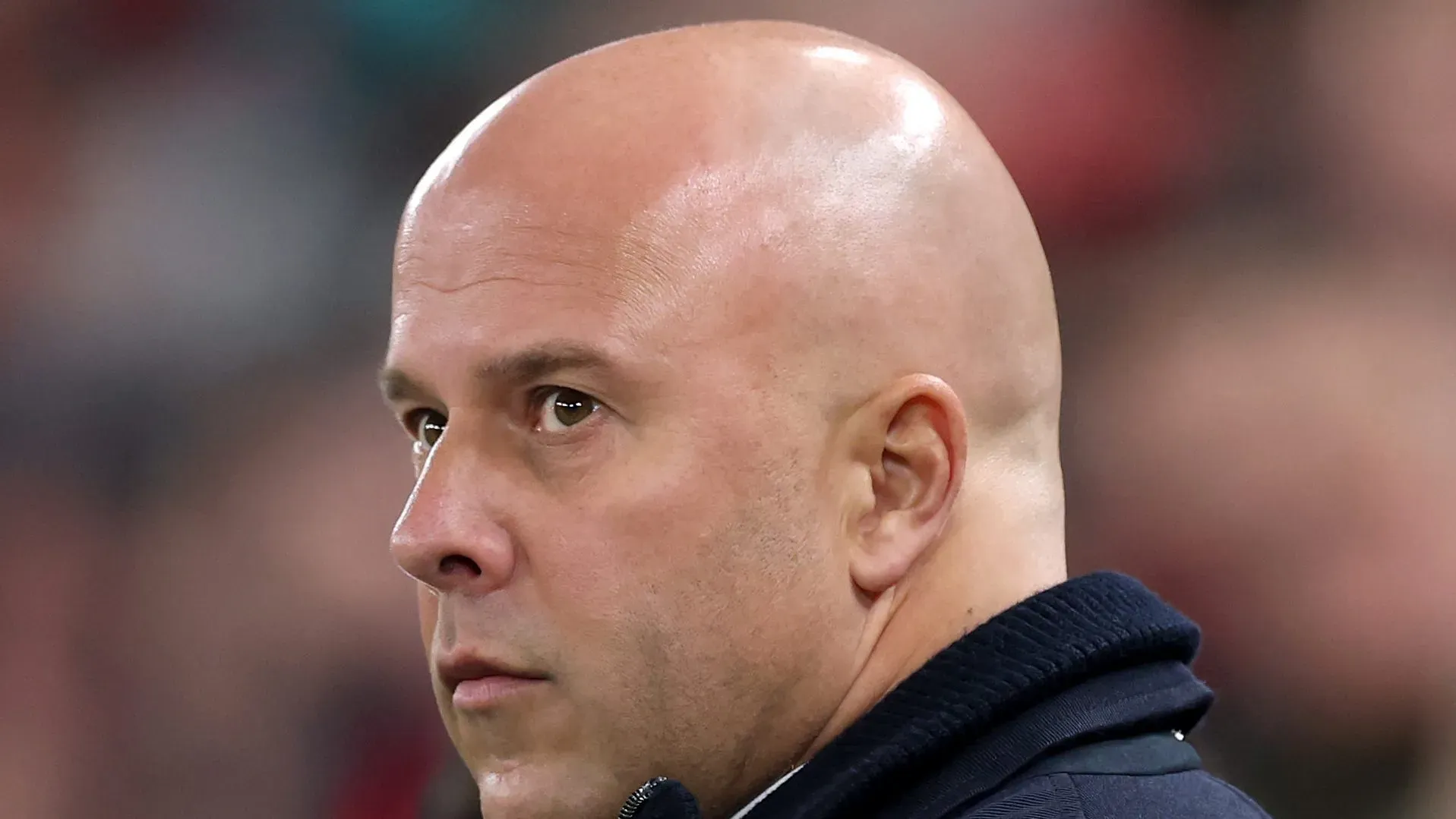 Arne Slot, técnico do Liverpool, observa o campo antes da partida da Premier League entre Liverpool e Sunderland em Anfield, em 3 de dezembro de 2025, em Liverpool, Inglaterra. (Foto: Carl Recine/Getty Images)
