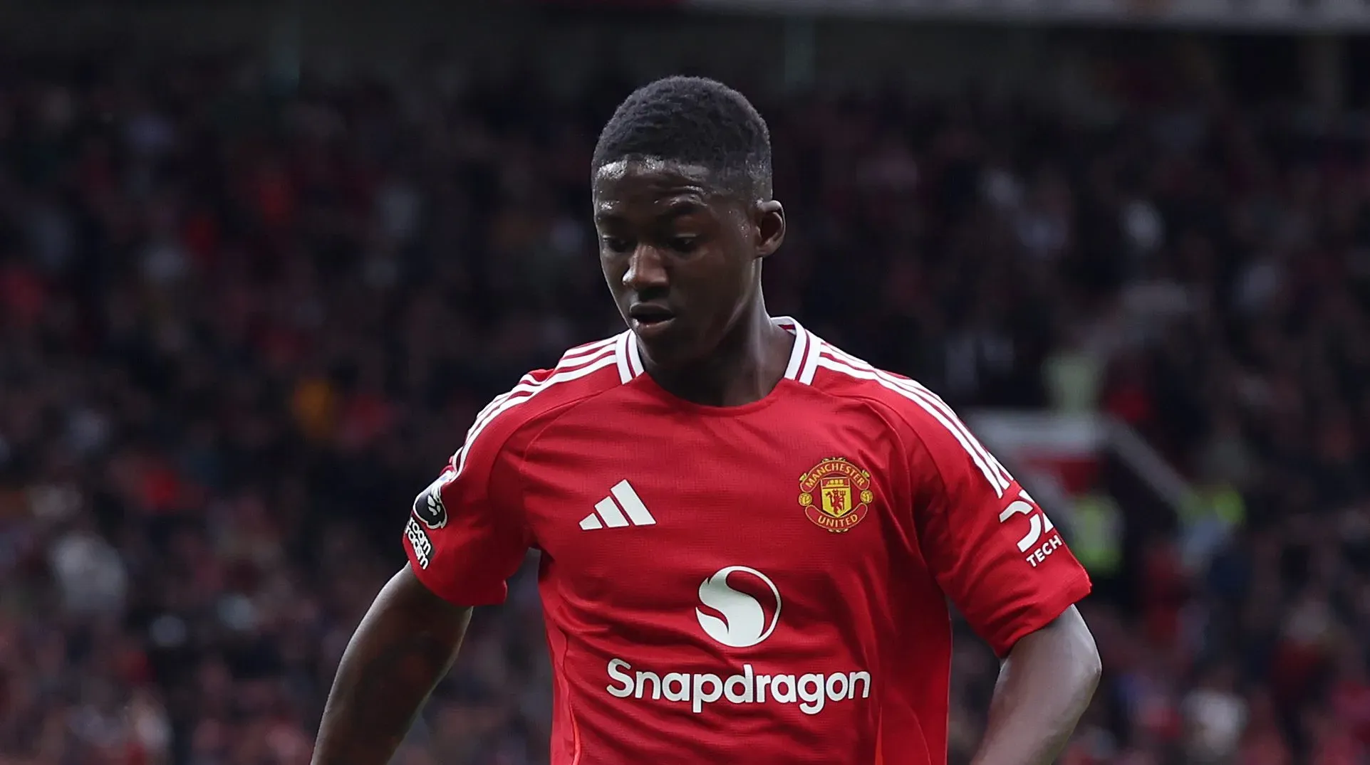 Kobbie Mainoo com a bola dominada em jogo do Manchester United