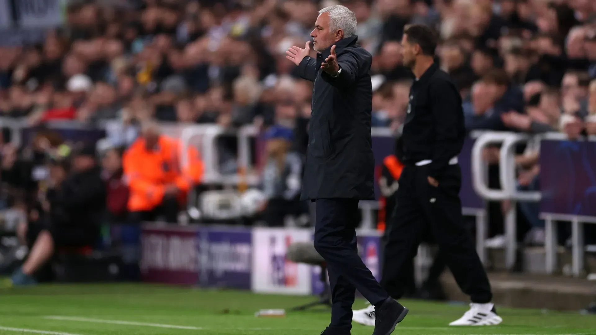 Mourinho gesticula durante a Champions League. Foto: Carl Recine/Getty Images