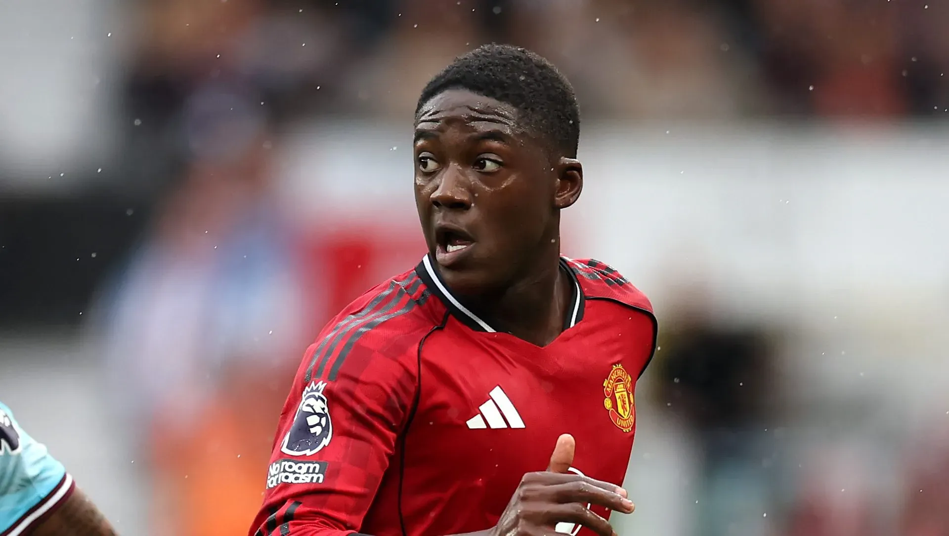 Mainoo, alvo do Bayern de Munique, em campo com o unfirome vermelho e branco do Manchester United. Foto: Jan Kruger/Getty Images