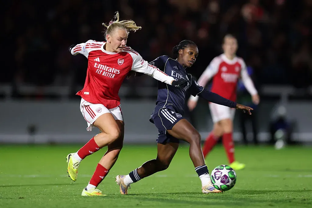 Arsenal e Real Madrid fizeram o duelo de gigantes na última rodada da Champions Feminina - Foto: Julian Finney/Getty Images