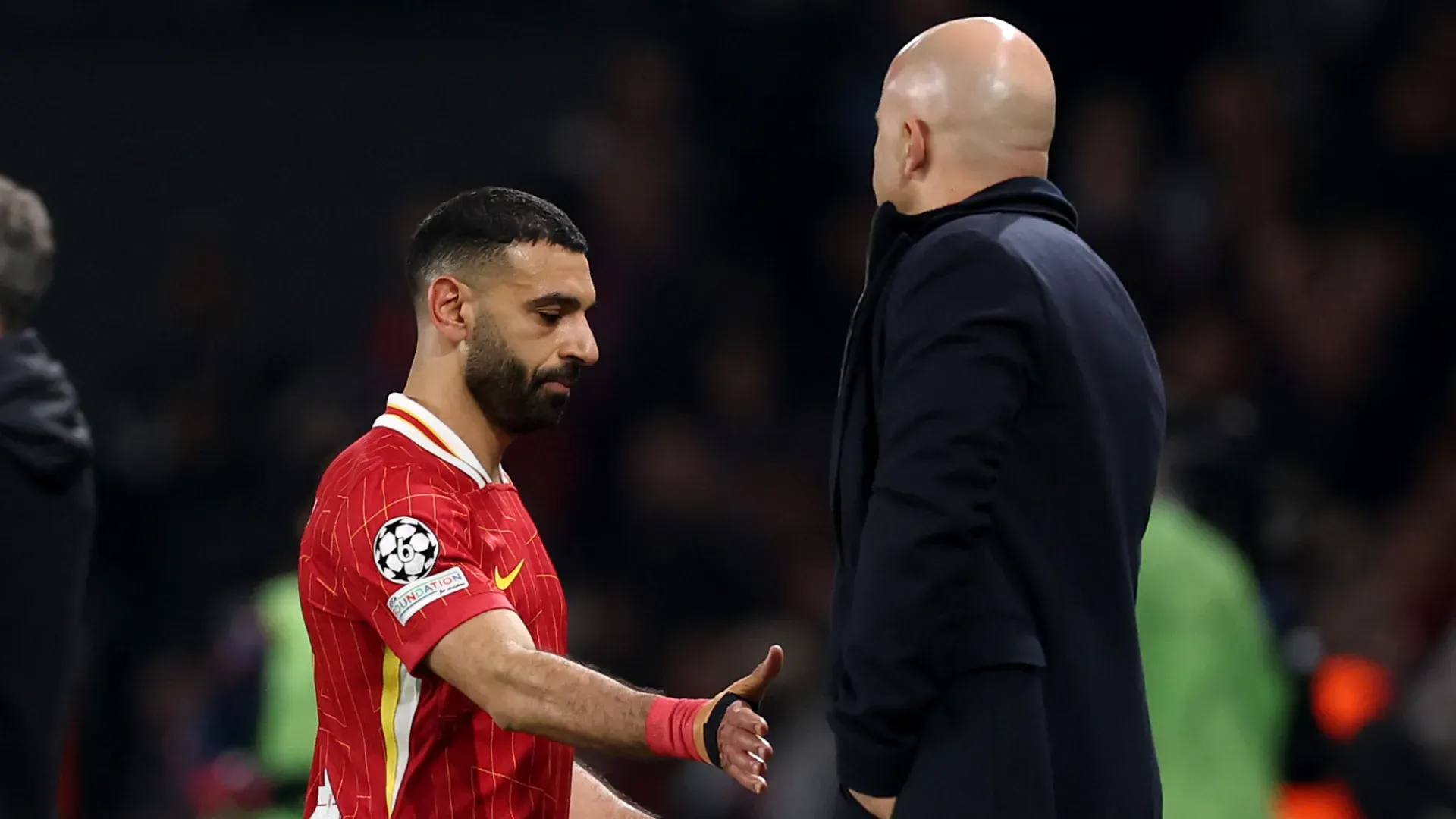 Salah e Arne Slot juntos durante partida do Liverpool contra o PSG
