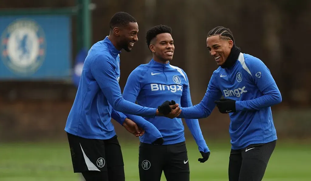Tosin Adarabioyo, Estêvão e João Pedro, do Chelsea FC, parecem felizes durante um treino no Centro de Treinamento do Chelsea, em 8 de dezembro de 2025, em Cobham, Inglaterra. (Foto de Jasper Wax/Getty Images)