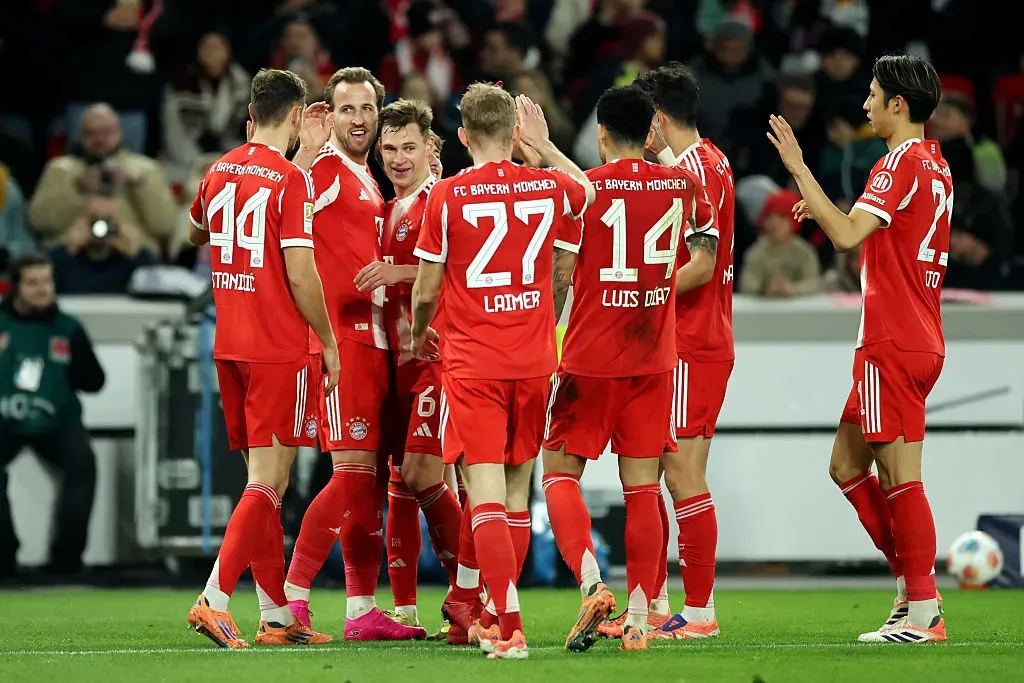 Jogadores do FC Bayern de Munique comemoram após Harry Kane marcar o quinto gol de sua equipe de pênalti durante a partida da Bundesliga entre VfB Stuttgart e FC Bayern München na MHPArena em 6 de dezembro de 2025 em Stuttgart, Alemanha. (Foto de Alex Grimm/Getty Images)