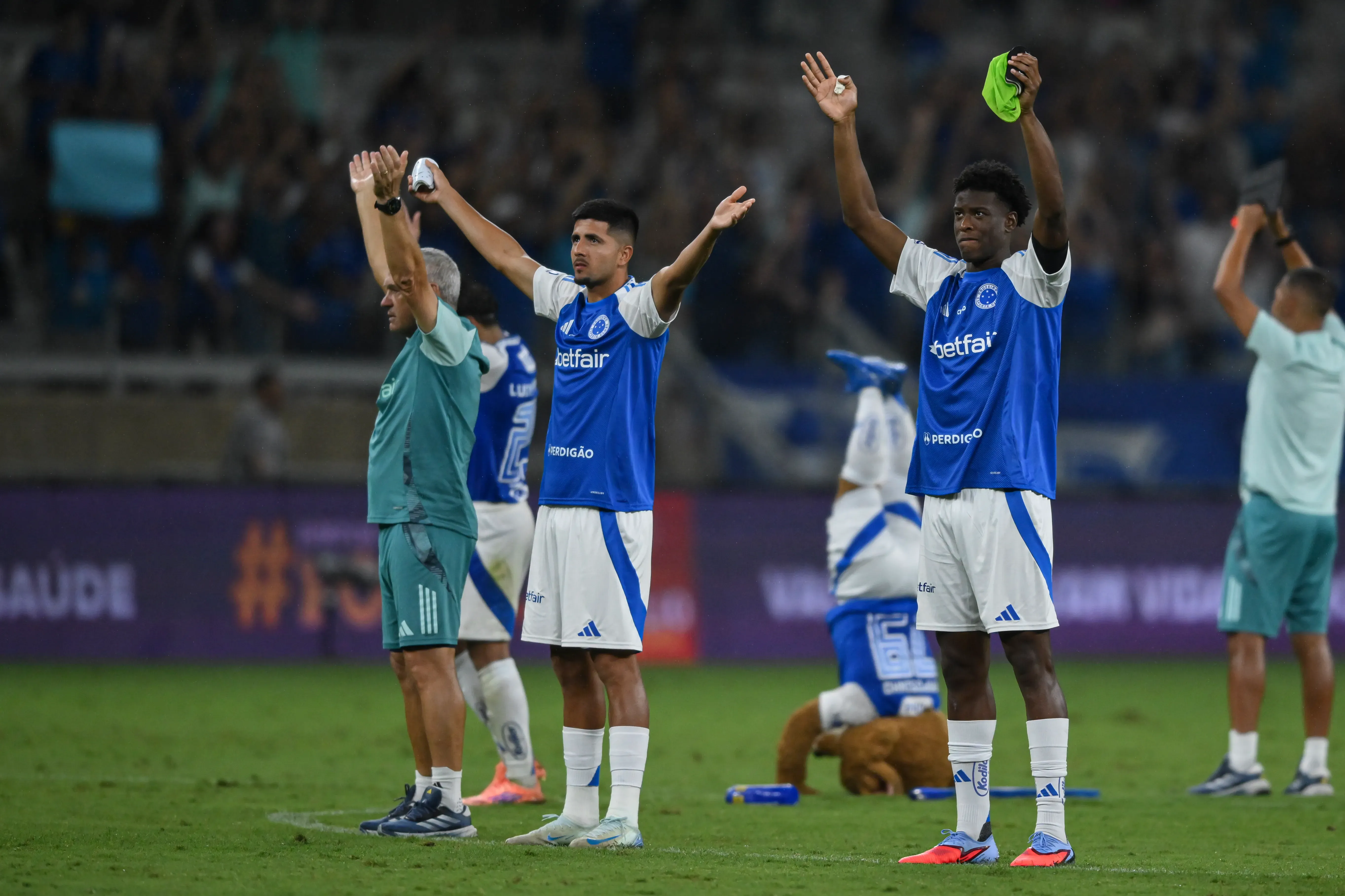 Jonathan Jesus celebra vitória do Cruzeiro contra o Fortaleza pelo Brasileirão 2025 – Pedro Vilela/Getty Images