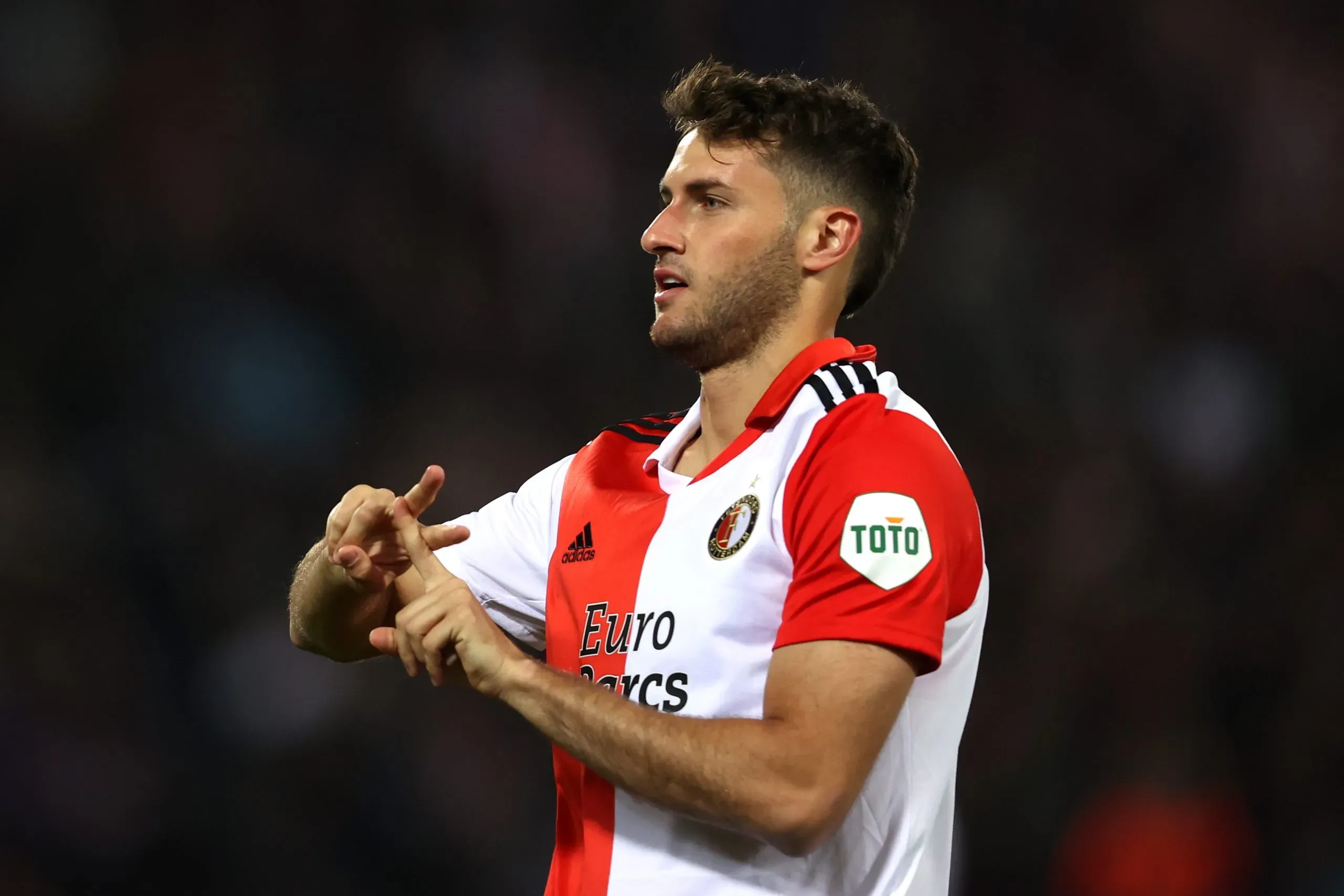 Santiago Giménez em campo pelo Feyenoord (Photo by Dean Mouhtaropoulos/Getty Images)