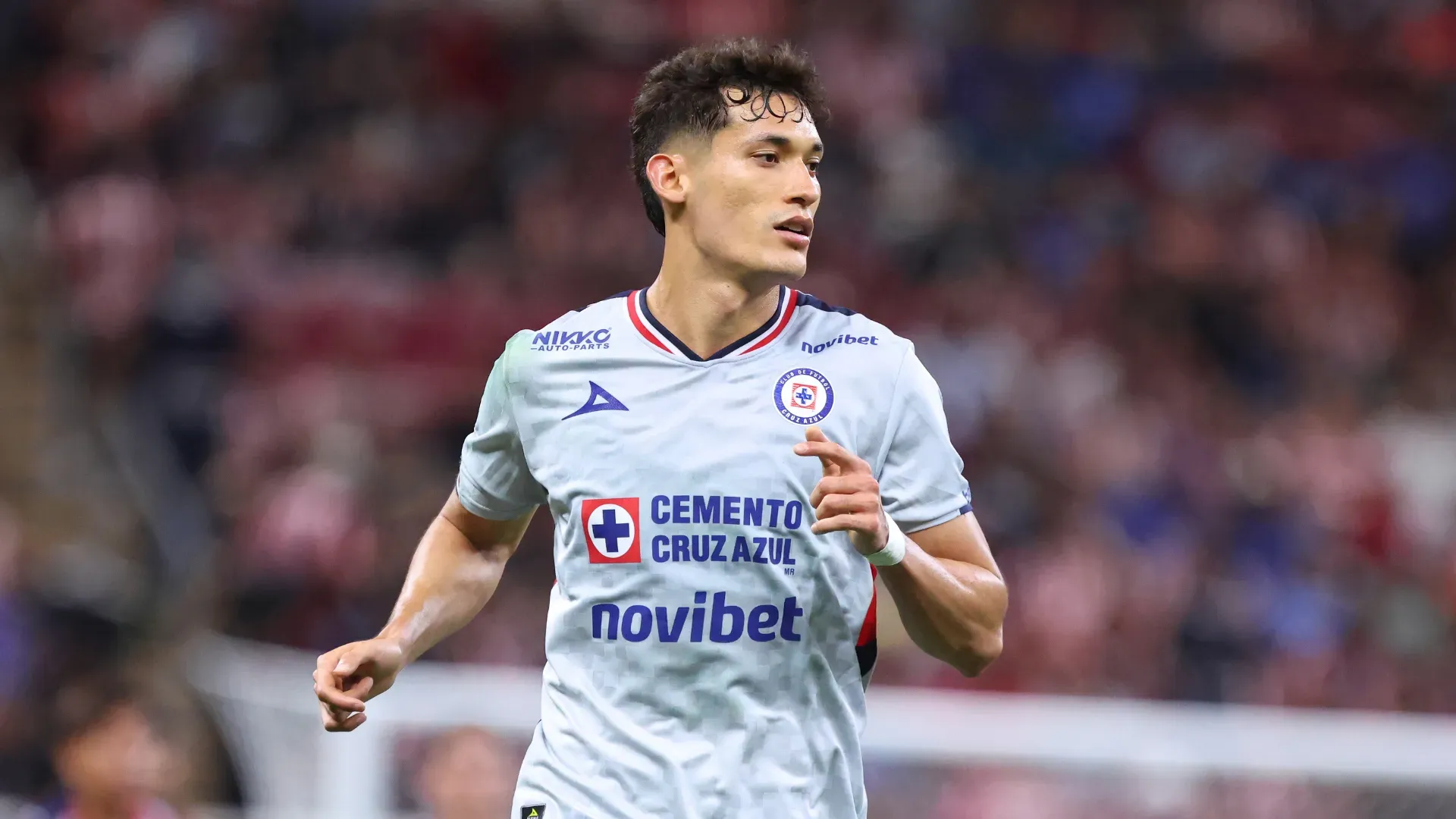 Jesús Orozco zagueiro do Cruz Azul correndo durante partida