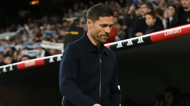Xabi Alonso de cabeça baixa durante partida do Real Madrid