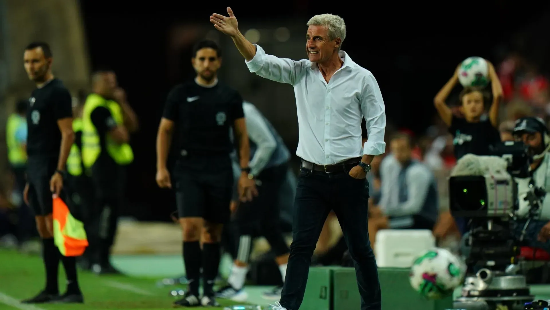 Luís Castro em ação pelo Al-Nassr durante amistoso de pré-temporada. Foto: Gualter Fatia/Getty Images