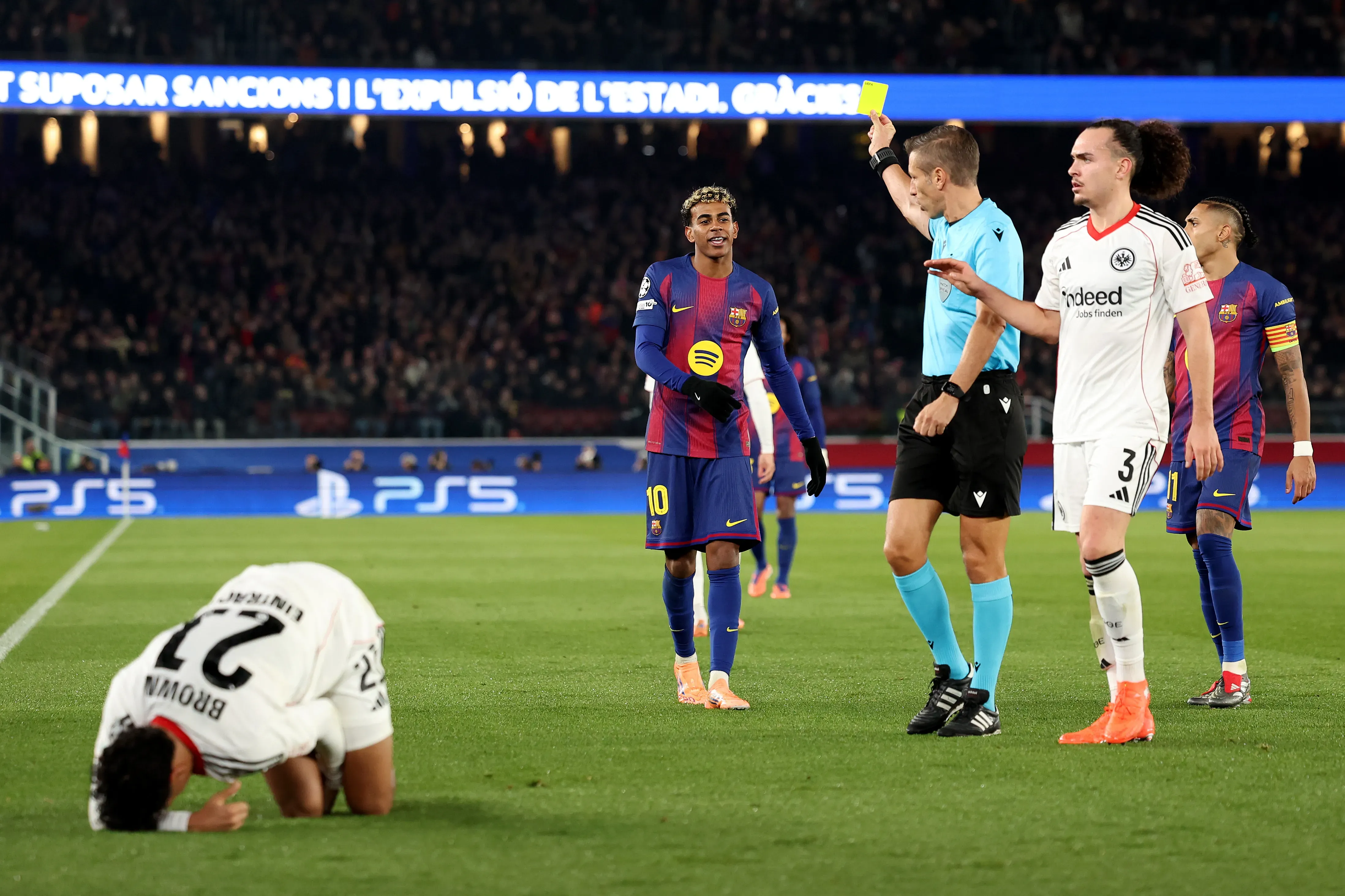 Lamine Yamal no momento em que levou o cartão amarelo. (Foto: Judit Cartiel/Getty Images)