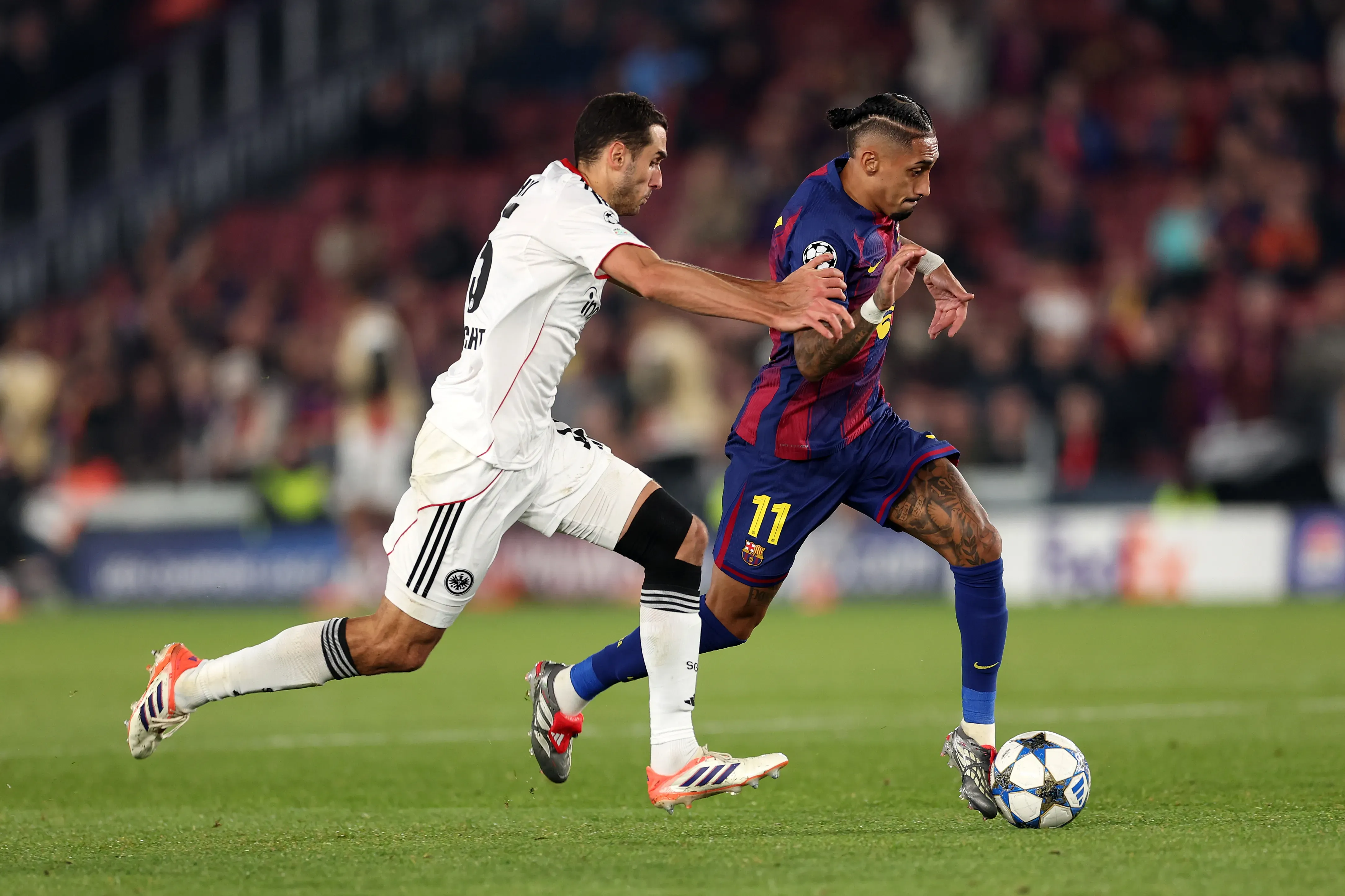 Raphinha em ação contra o Frankfurt. (Foto: Judit Cartiel/Getty Images)