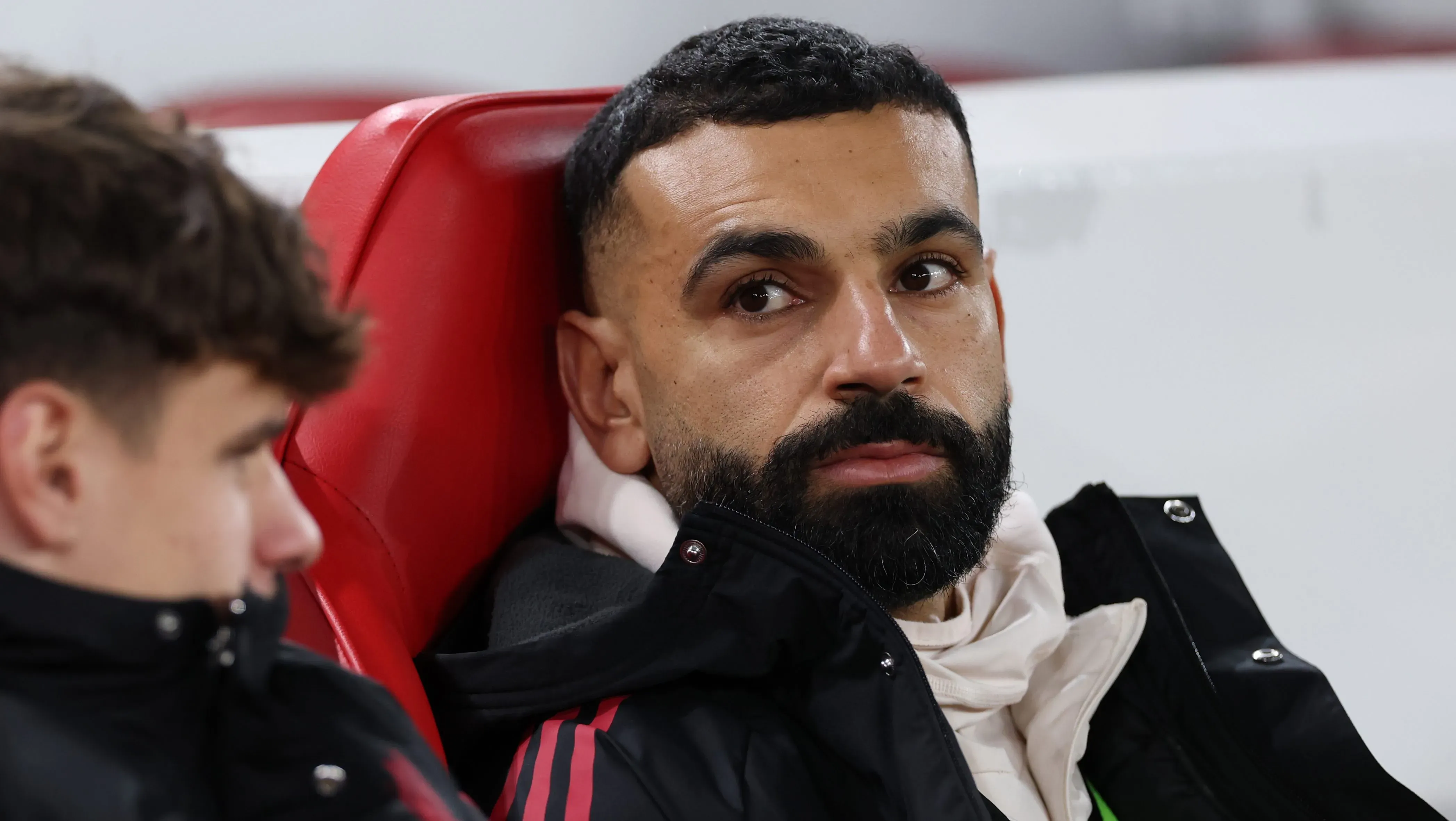 Salah, sentado, no banco de reservas