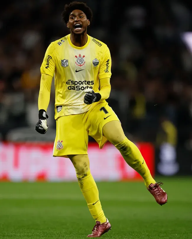 Hugo Souza, em campo, com a camisa do Corinthians