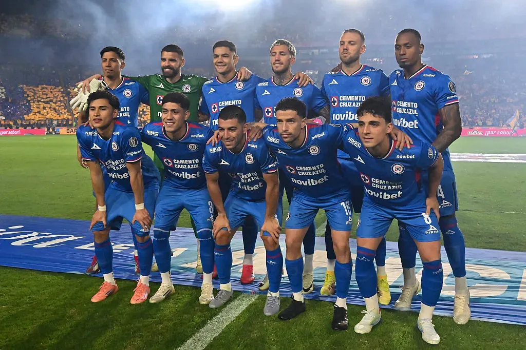 Jogadores do Cruz Azul posam para uma foto de equipe antes da partida de volta da semifinal entre Tigres UANL e Cruz Azul, válida pelo Torneio Apertura 2025 da Liga MX, no Estádio Universitário, em 6 de dezembro de 2025, em Monterrey, México. (Foto de Azael Rodriguez / Getty Images)