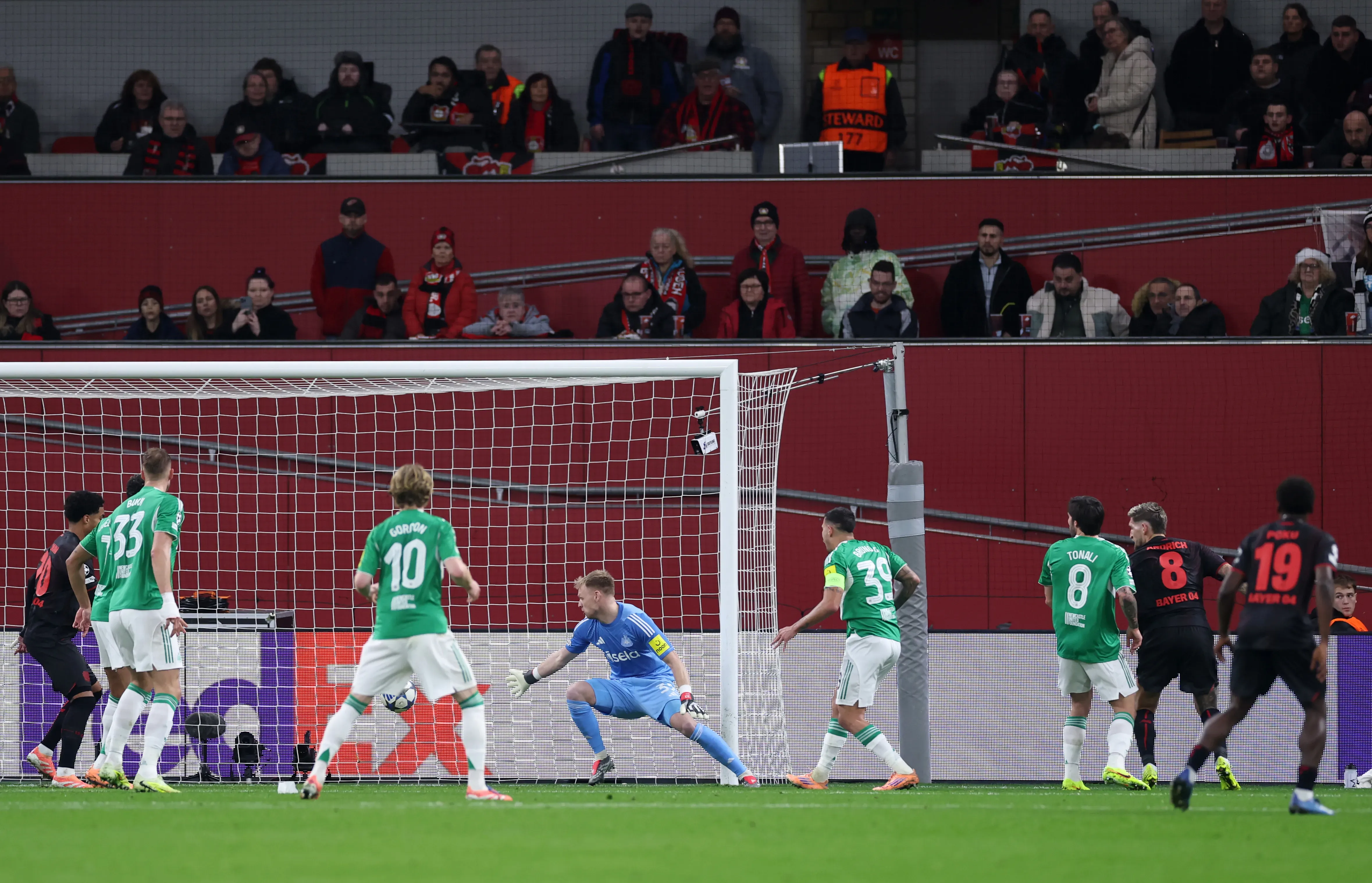Bruno Guimarães, do Newcastle United, marcou um gol contra — o primeiro do Bayer 04 Leverkusen — na partida da 6ª rodada da fase de grupos da UEFA Champions League 2025/26 entre Bayer 04 Leverkusen e Newcastle United FC, disputada no BayArena em 10 de dezembro de 2025, em Leverkusen, Alemanha. (Foto: Lars Baron/Getty Images)