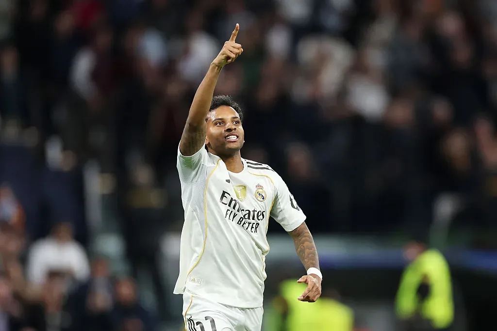 Rodrygo comemora o seu primeiro gol da Champions League 2025/26. (Photo by Florencia Tan Jun/Getty Images)