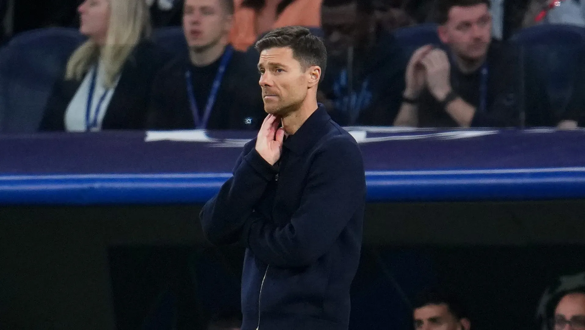 Xabi Alonso demonstrando preocupação na área técnica do Real Madrid