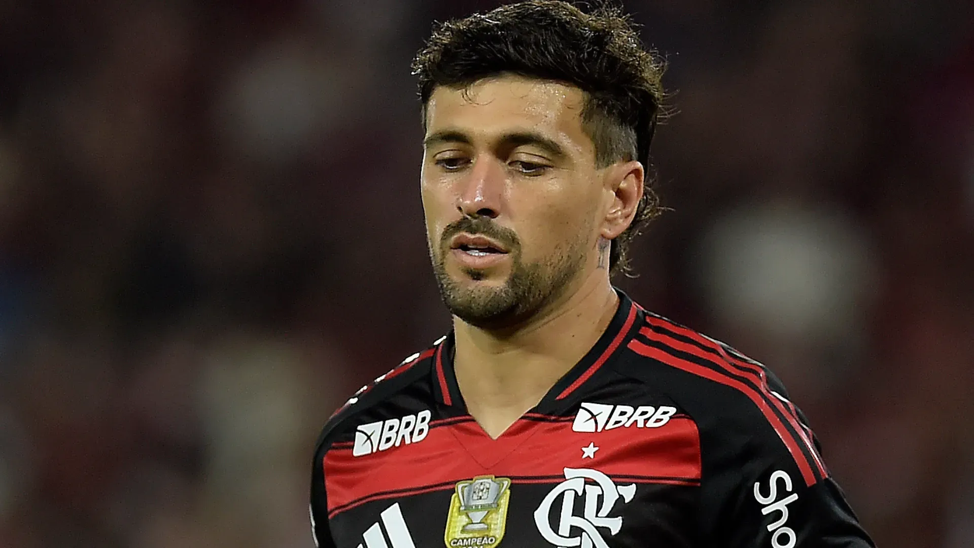 Arrascaeta aparece olhando para baixo durante um jogo do Flamengo